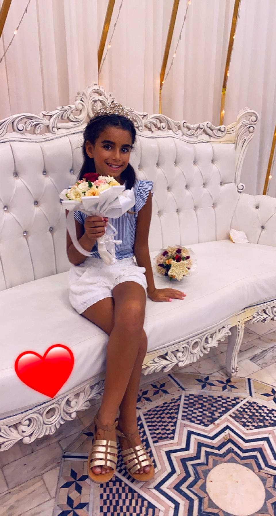 Lina a rejoint le concours — aidez-le/la à gagner de superbes lots ! arm, beauty, black_hair, comfort, couch, dress, fashion, fashion_design, finger, flooring, furniture, happy, human_body, joy, knee, leg, person, pink, purple, shoe