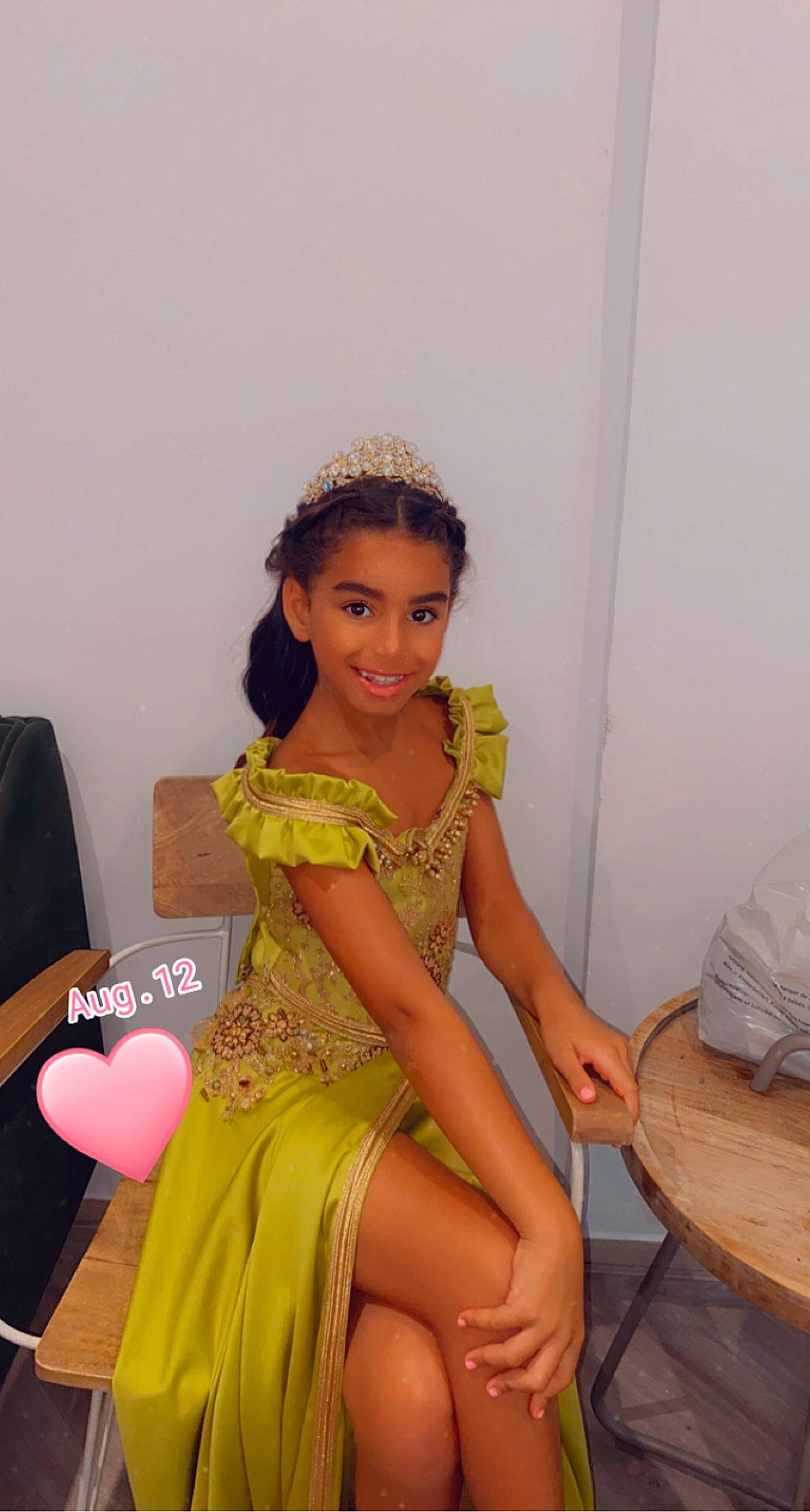 Lina participe au concours pour gagner de l'argent avec cette photo : black_hair, chair, day_dress, dress, event, fashion_design, formal_wear, fun, happy, human_leg, jewellery, joint, joy, long_hair, neck, necklace, person, shoulder, smile, thigh