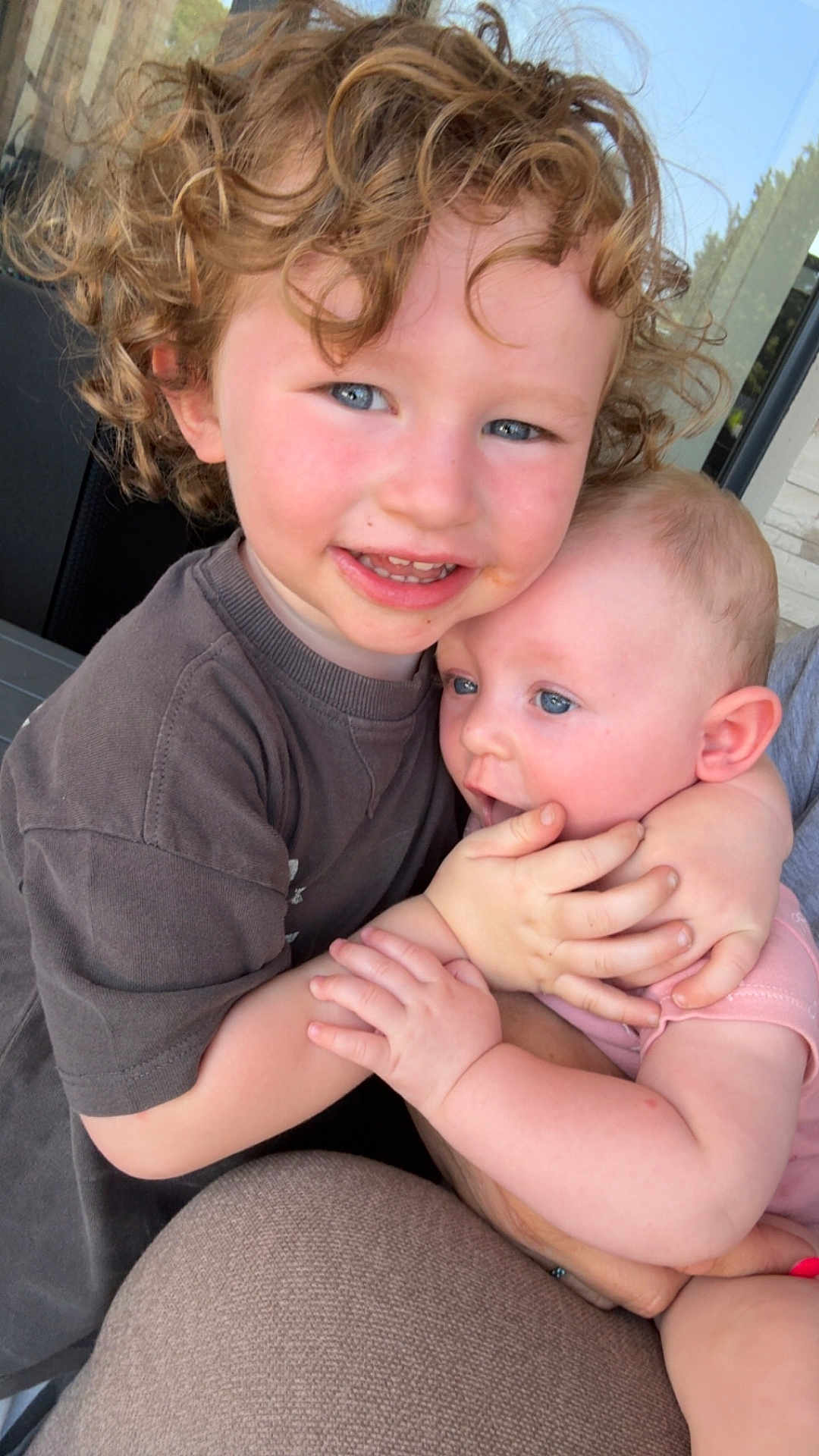 Valentin participe au concours pour gagner de l'argent avec cette photo : child, baby, hug, smile, curly_hair, blue_eyes, cute, infant, toddler, arm, face, person, clothing, indoor, love, family, affection, candid, happy, closeup