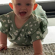 Lou participe au concours pour gagner de l'argent avec cette photo : baby, carpet, child, crawling, cute, face, floral_pattern, green_clothing, hand, happy, home, indoor, infant, natural_light, person, playful, smiling, texture, window, young_child