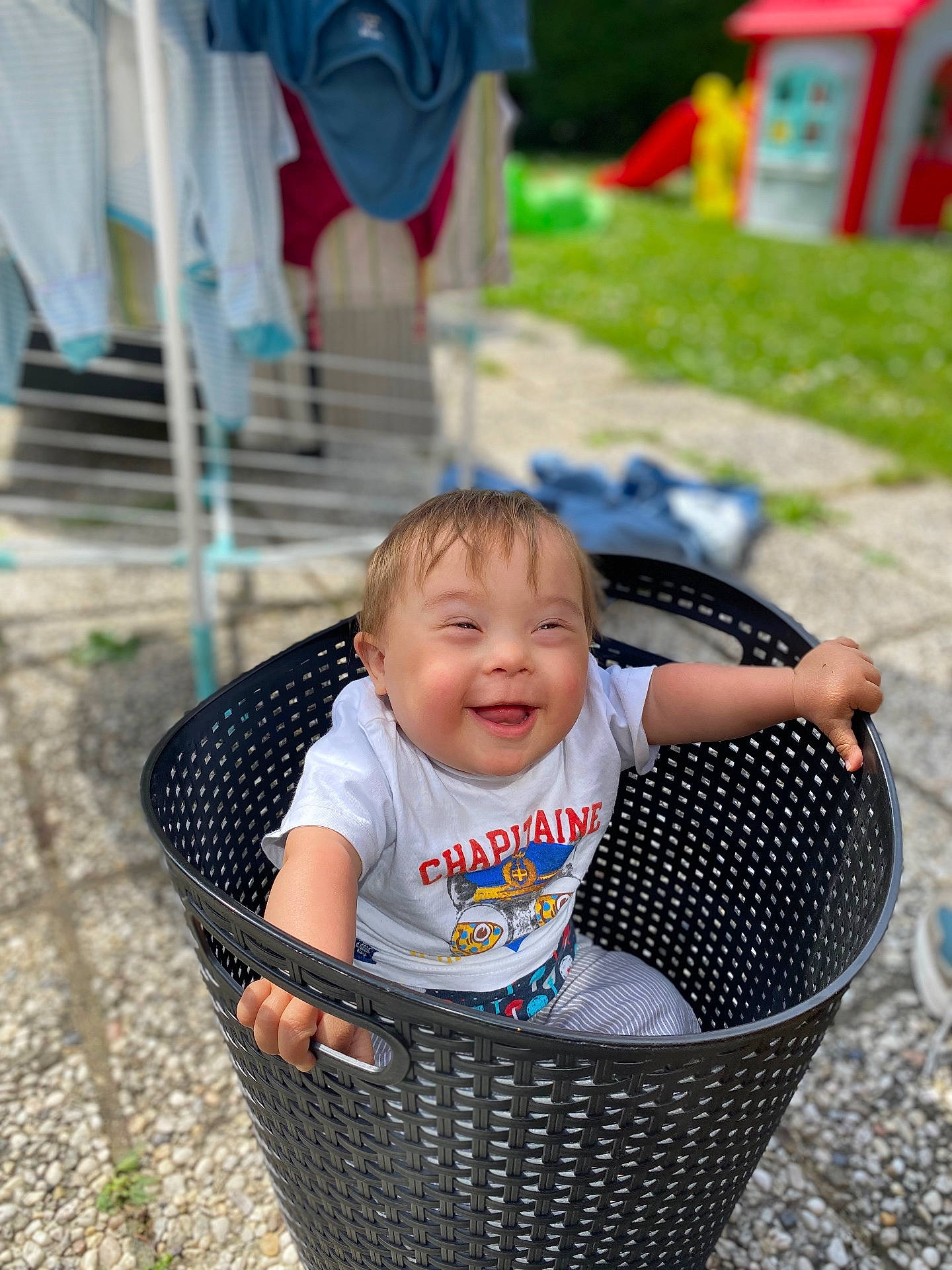Logan a rejoint le concours — aidez-le/la à gagner de superbes lots ! architecture, baby, basket, building, city, clothing, face, grass, happy, head, nature, outdoors, park, person, photography, plant, playarea, portrait, shelter, t_shirt