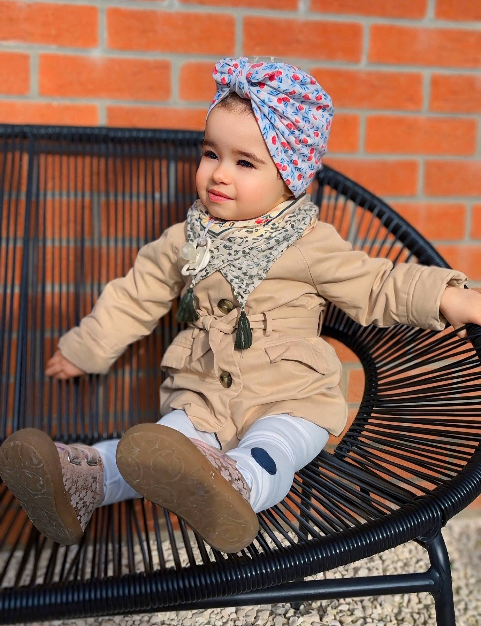 Adélaïde participe au concours pour gagner de l'argent avec cette photo : baby, baby_toddler_clothing, boot, cap, child, comfort, face, fashion_accessory, grass, happy, headgear, headwear, human_leg, lap, leisure, pattern, person, sitting, sleeve, smile