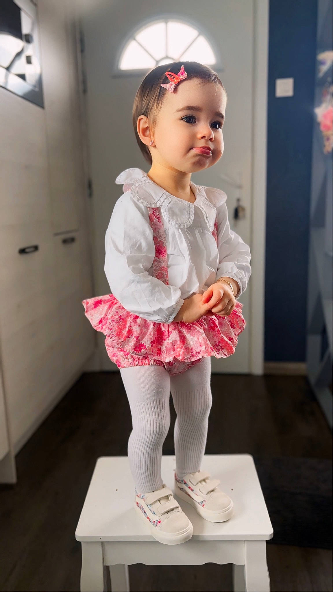 Adélaïde participe au concours pour gagner de l'argent avec cette photo : baby_toddler_clothing, child, face, fashion_design, hairstyle, human_body, human_leg, joint, knee, lip, person, pink, shoulder, skin, sleeve, sock, thigh, toddler, waist, white