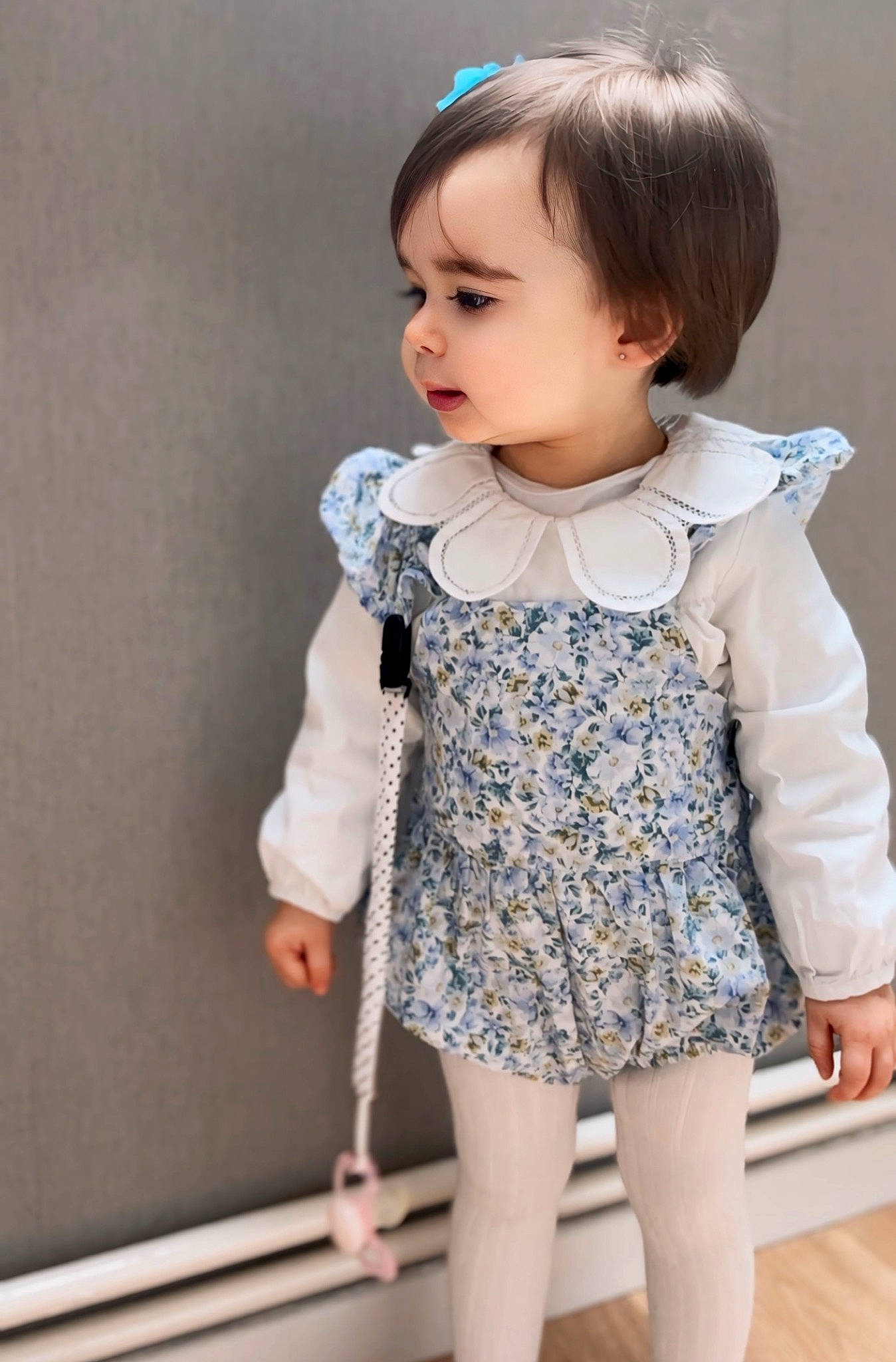 Adélaïde participe au concours pour gagner de l'argent avec cette photo : baby_toddler_clothing, child, doll, dress_shirt, embellishment, eyelash, face, fashion_design, joint, neck, outerwear, pattern, person, pink, shoulder, skin, sleeve, t_shirt, toy, waist