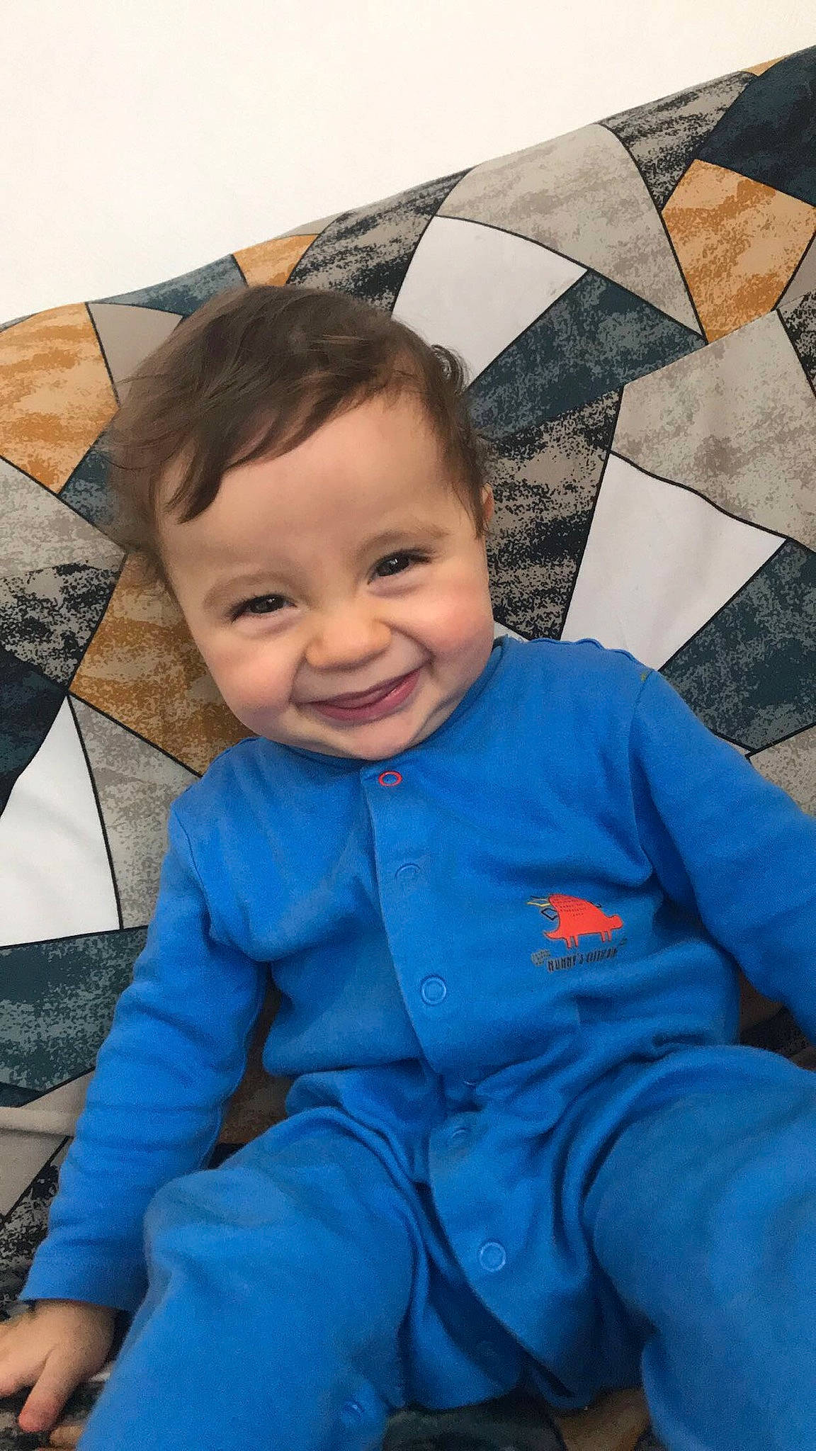 Adam participe au concours pour gagner de l'argent avec cette photo : azure, baby_toddler_clothing, blue, child, electric_blue, eye, fun, grass, happy, head, joy, linens, pattern, person, recreation, sleeve, smile, t_shirt, textile, toddler