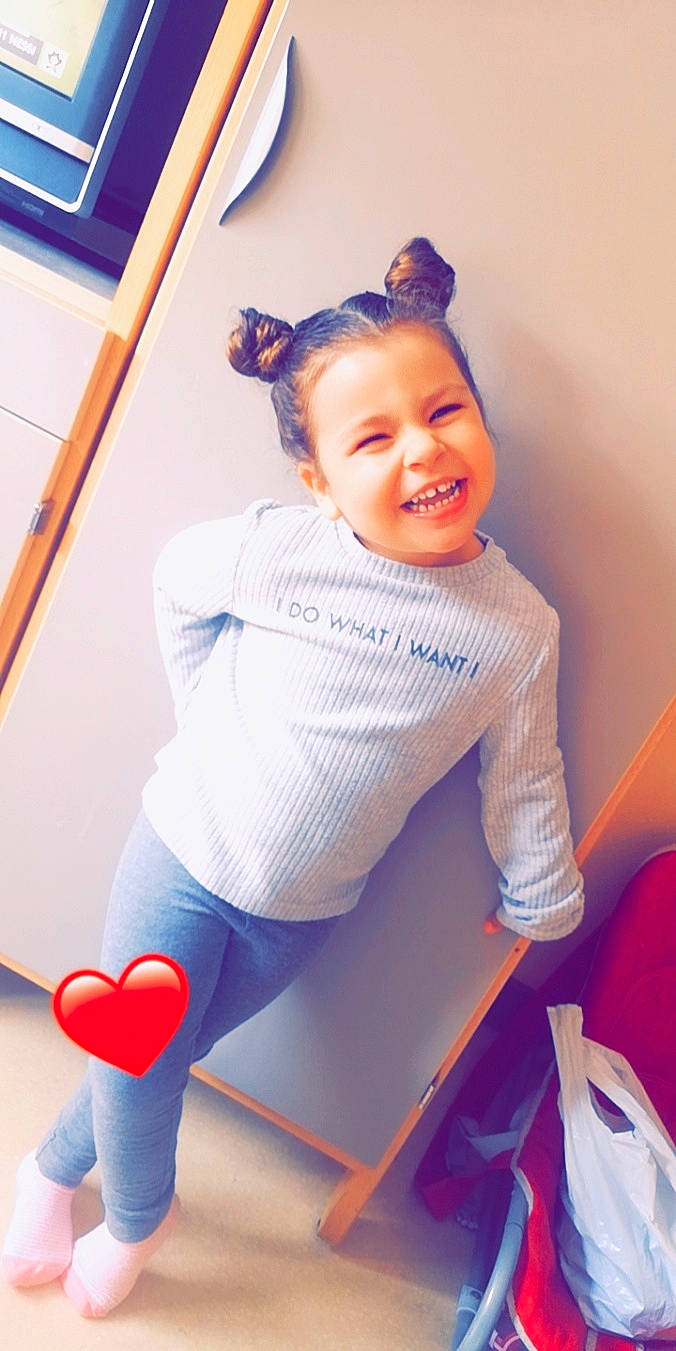 Zoé a rejoint le concours — aidez-le/la à gagner de superbes lots ! arm, baby, child, child_model, ear, facial_expression, hairstyle, happy, joint, joy, leg, neck, person, play, shoulder, smile, sportswear, standing, toddler