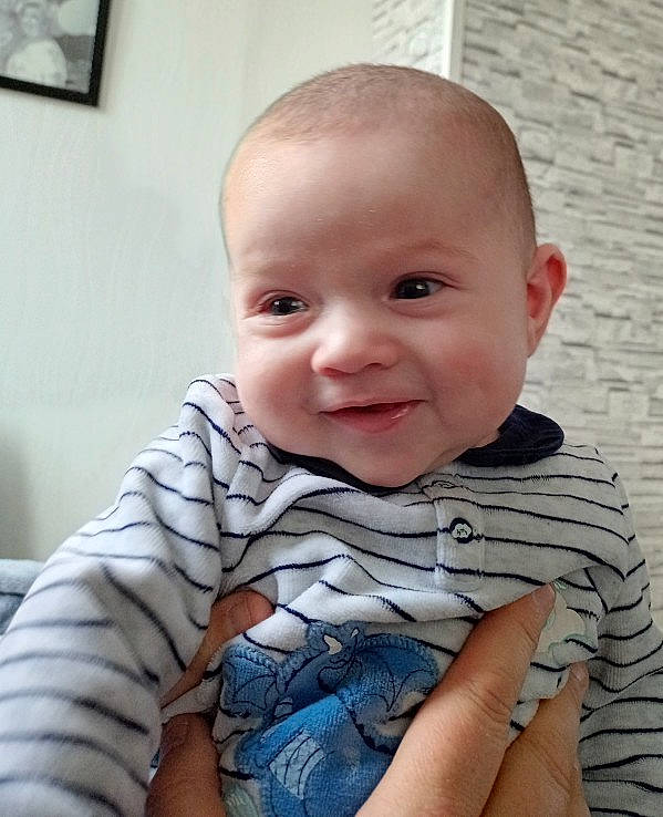 Léo a rejoint le concours — aidez-le/la à gagner de superbes lots ! baby, baby_toddler_clothing, cheek, child, collar, comfort, eye, finger, happy, iris, joy, nail, nose, pattern, person, picture_frame, sitting, skin, sleeve, smile