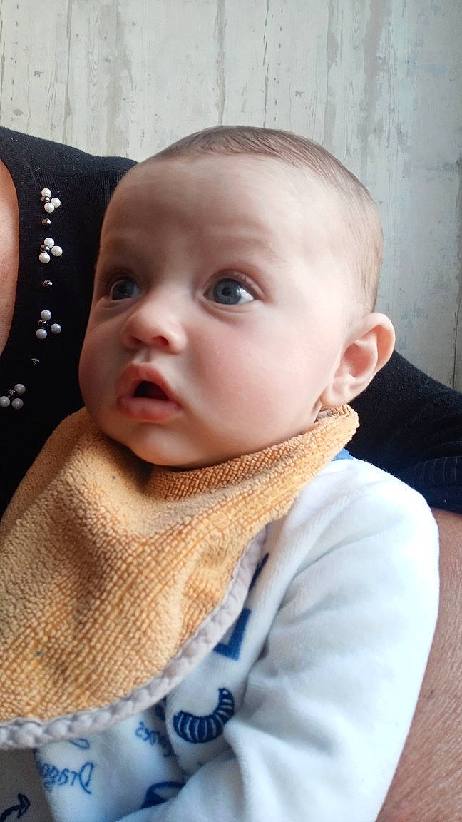 Léo a rejoint le concours — aidez-le/la à gagner de superbes lots ! baby, baby_toddler_clothing, beauty, cheek, child, chin, collar, comfort, dress_shirt, eyelash, facial_expression, gesture, happy, lip, neck, person, sitting, skin, sleeve, surprise