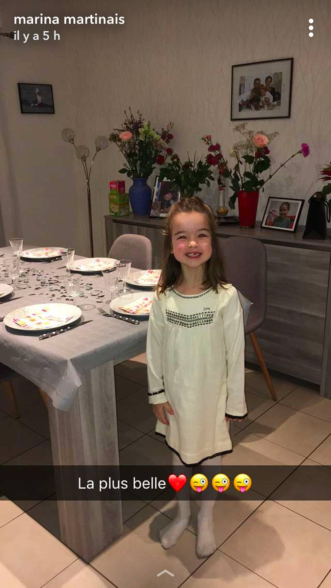 Celia participe au concours pour gagner de l'argent avec cette photo : day, girl, joy, person, product, table