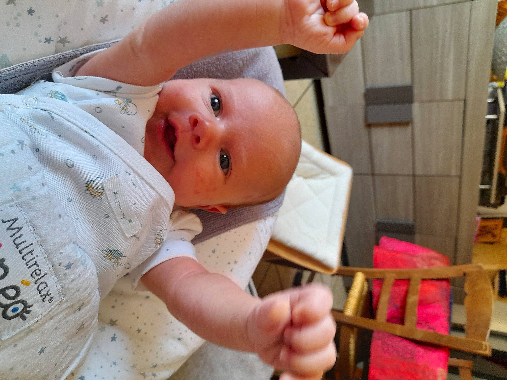 Ezra a rejoint le concours — aidez-le/la à gagner de superbes lots ! arm, baby, baby_products, baby_safety, baby_toddler_clothing, cheek, child, comfort, eye, facial_expression, finger, hat, head, mouth, nail, nose, person, product, skin, thumb