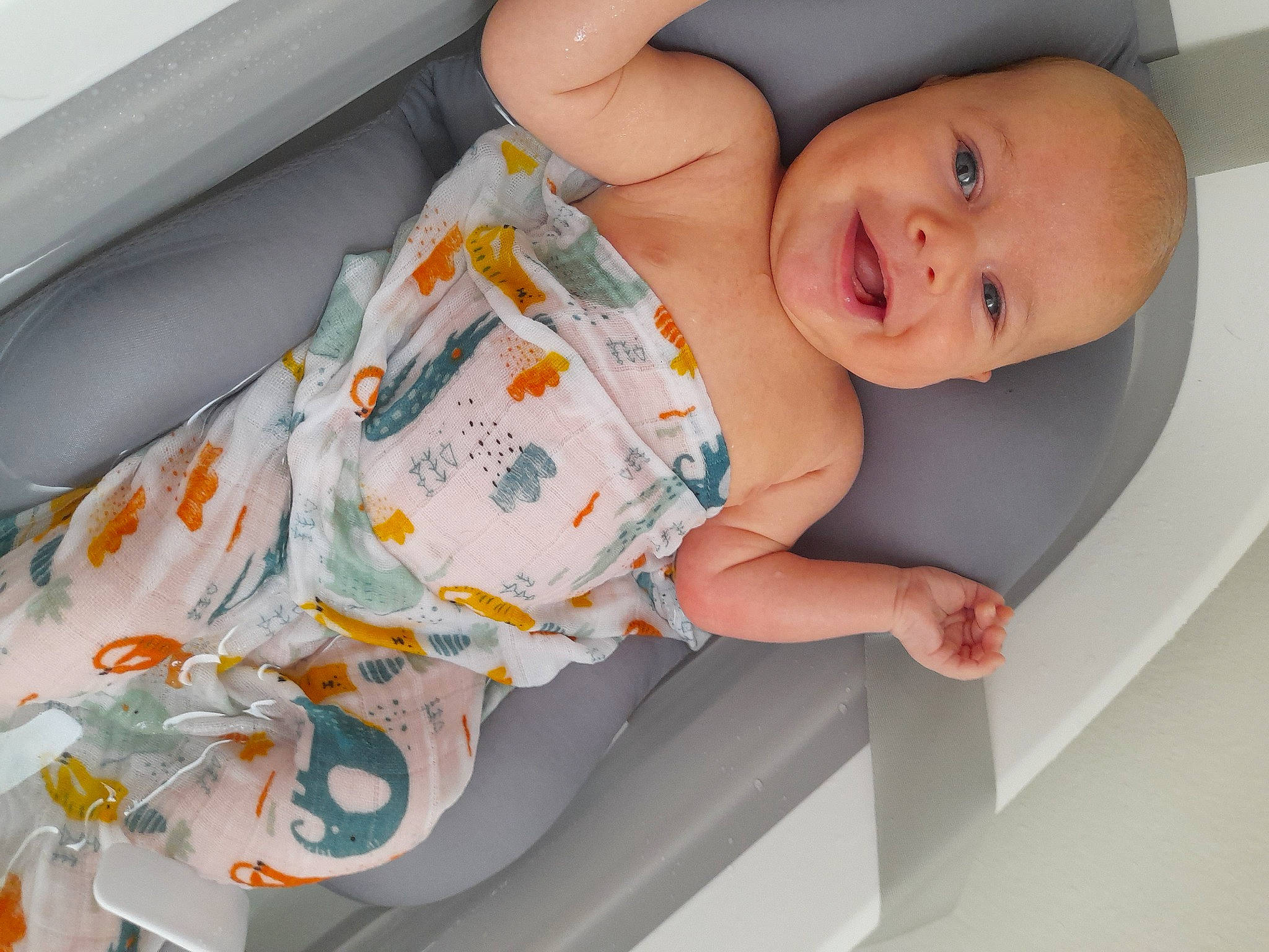Ezra a rejoint le concours — aidez-le/la à gagner de superbes lots ! abdomen, baby, baby_products, baby_safety, baby_sleeping, baby_toddler_clothing, child, comfort, joy, linens, pattern, person, product, room, skin, smile, stomach, toddler