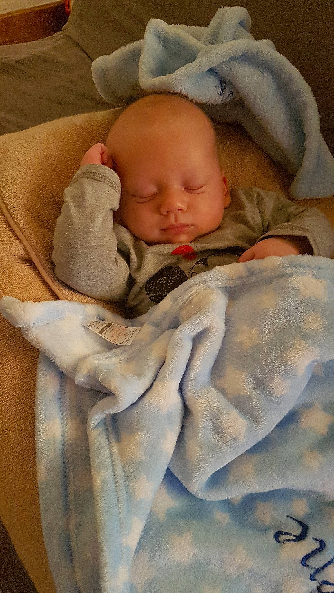 Arsène a rejoint le concours — aidez-le/la à gagner de superbes lots ! baby, baby_sleeping, bedtime, blanket, cheek, child, comfort, linens, nap, person, product, skin, sleep, textile