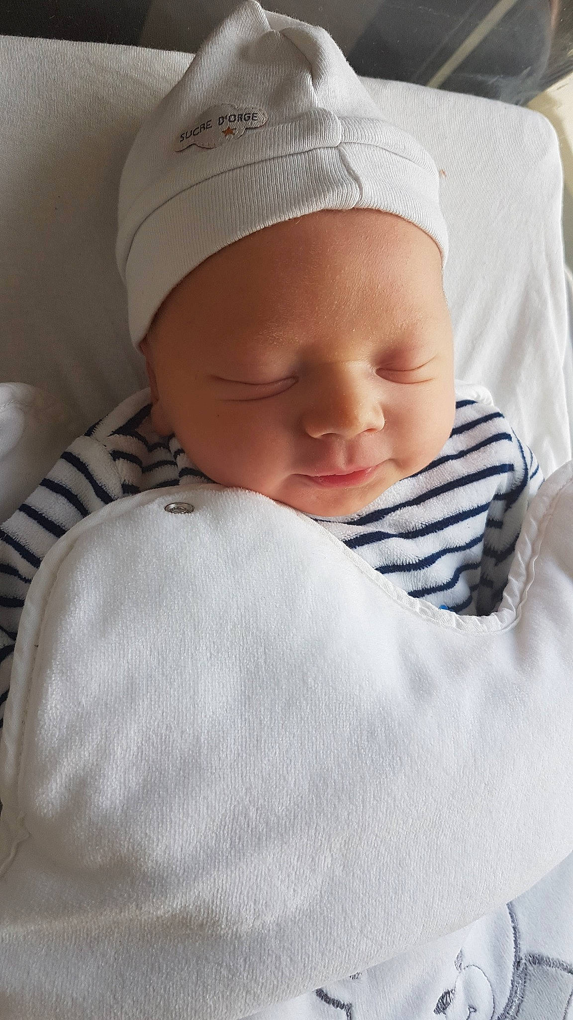 Arsène participe au concours pour gagner de l'argent avec cette photo : baby, baby_sleeping, birth, bonnet, cheek, child, childbirth, comfort, head, headgear, joy, linens, nap, person, skin, sleep, textile, toddler