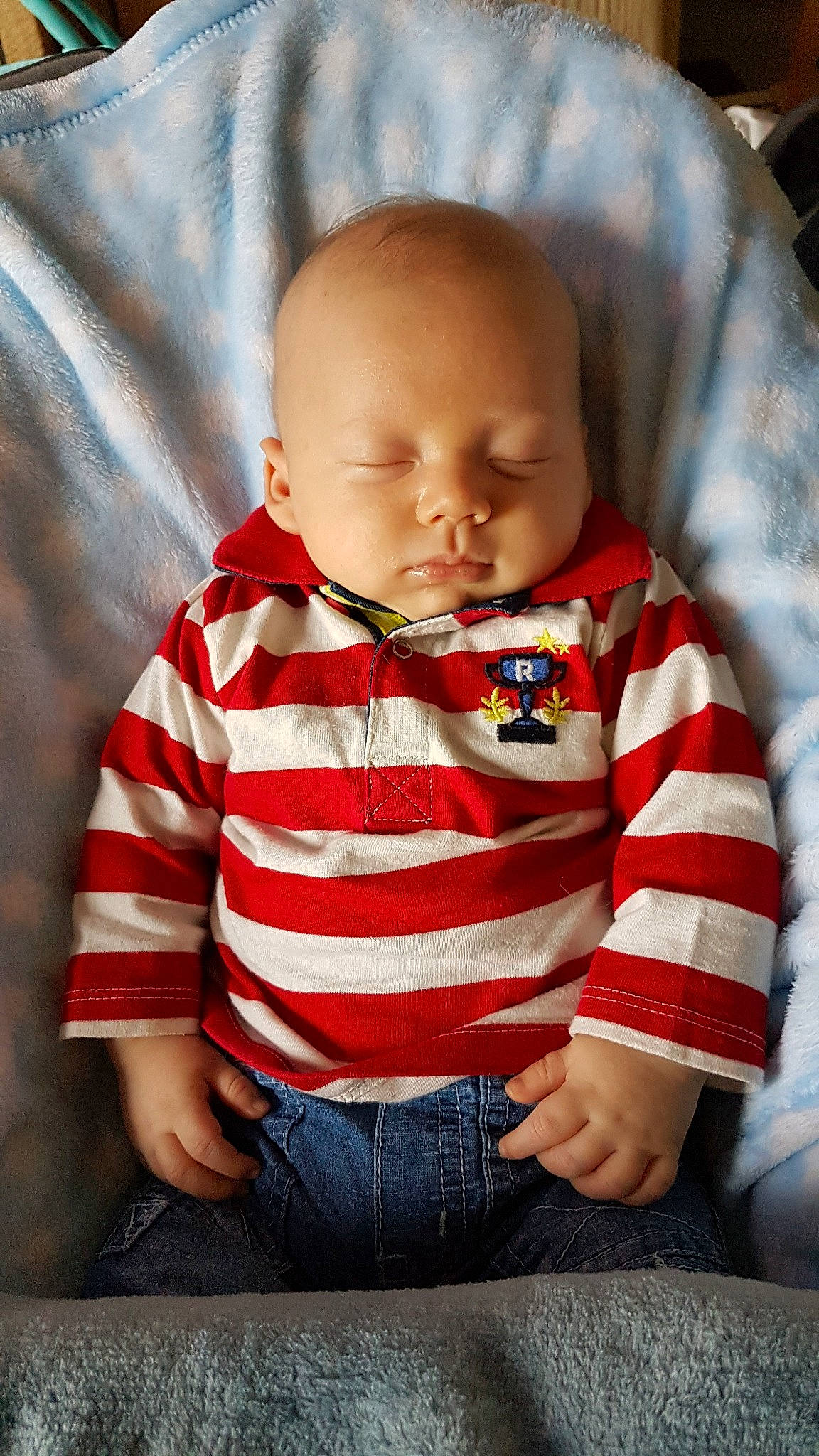 Arsène participe au concours pour gagner de l'argent avec cette photo : baby, cheek, child, head, person, sitting, toddler