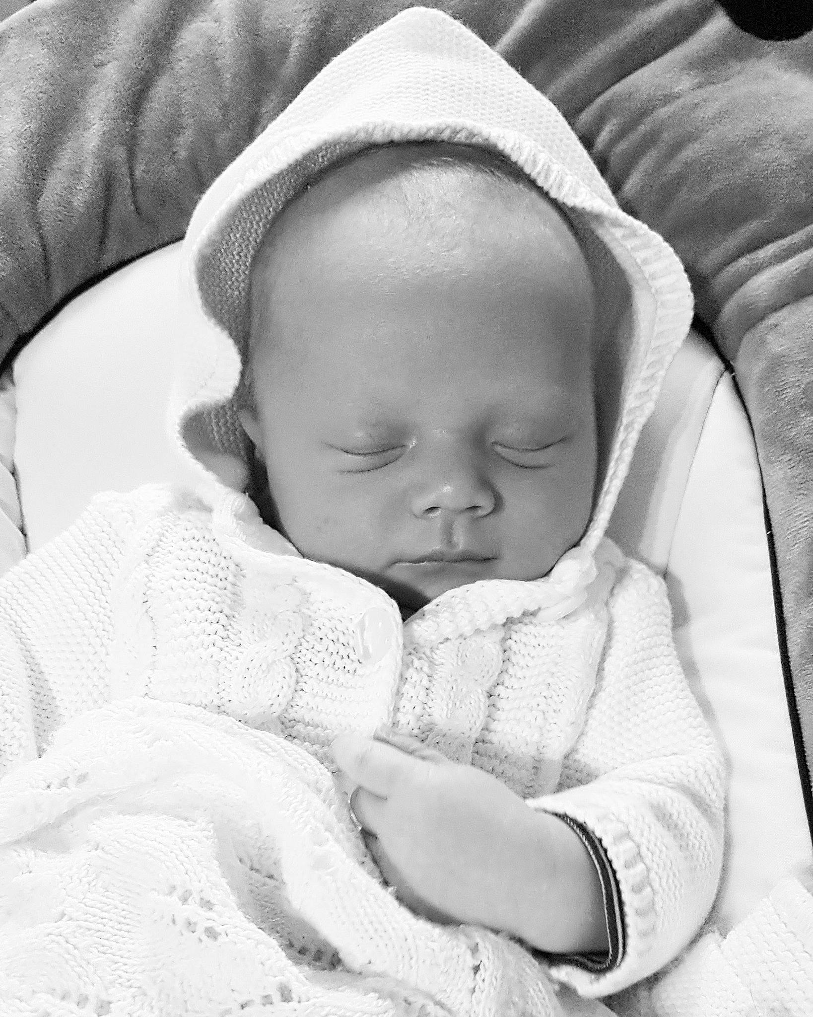 Arsène participe au concours pour gagner de l'argent avec cette photo : baby, baby_products, baby_sleeping, bedtime, birth, black_and_white, child, comfort, monochrome, person, photograph, photography, portrait_photography, product, skin, sleep, smile, toddler, white
