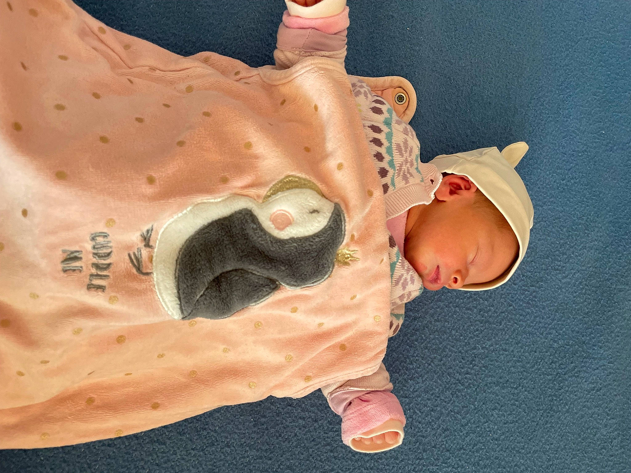 Jennah participe au concours pour gagner de l'argent avec cette photo : baby, baby_toddler_clothing, barefoot, child, comfort, elbow, finger, foot, gesture, hat, human_leg, linens, pattern, peach, person, skin, sleeve, thumb, toddler, wood