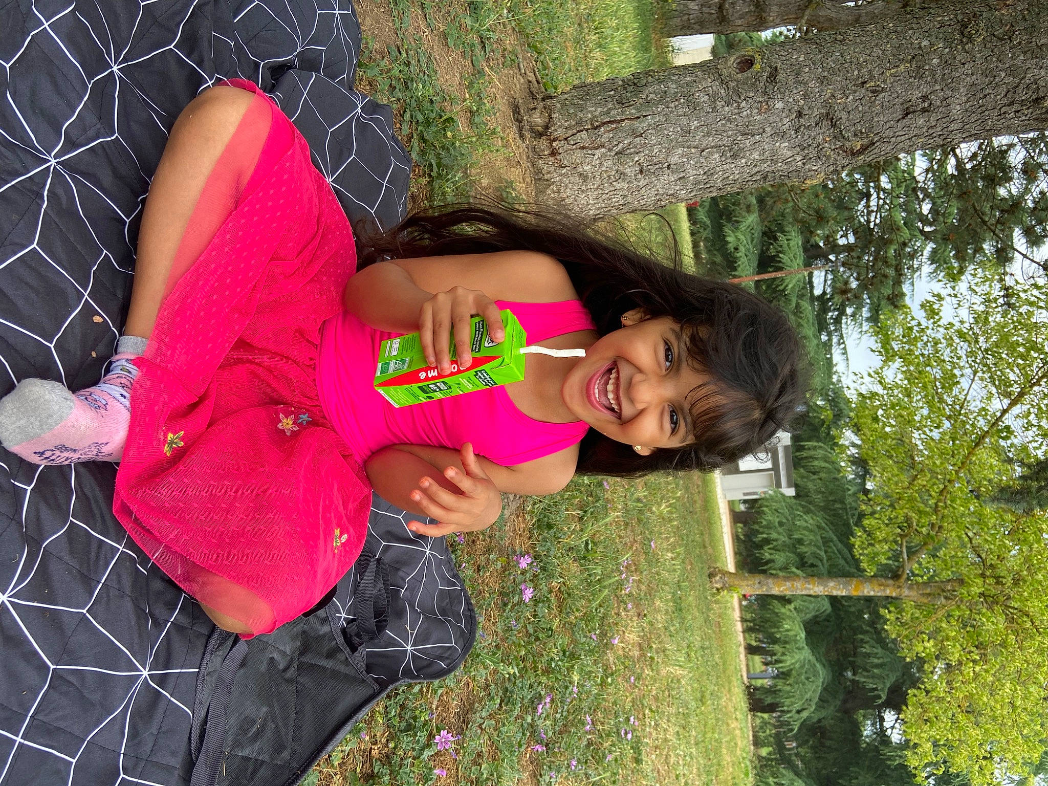 Soundouce a rejoint le concours — aidez-le/la à gagner de superbes lots ! child, fun, grass, green, happy, human_leg, joy, leisure, magenta, pattern, people_in_nature, person, pink, plaid, plant, smile, spring, street_fashion, tartan, thigh