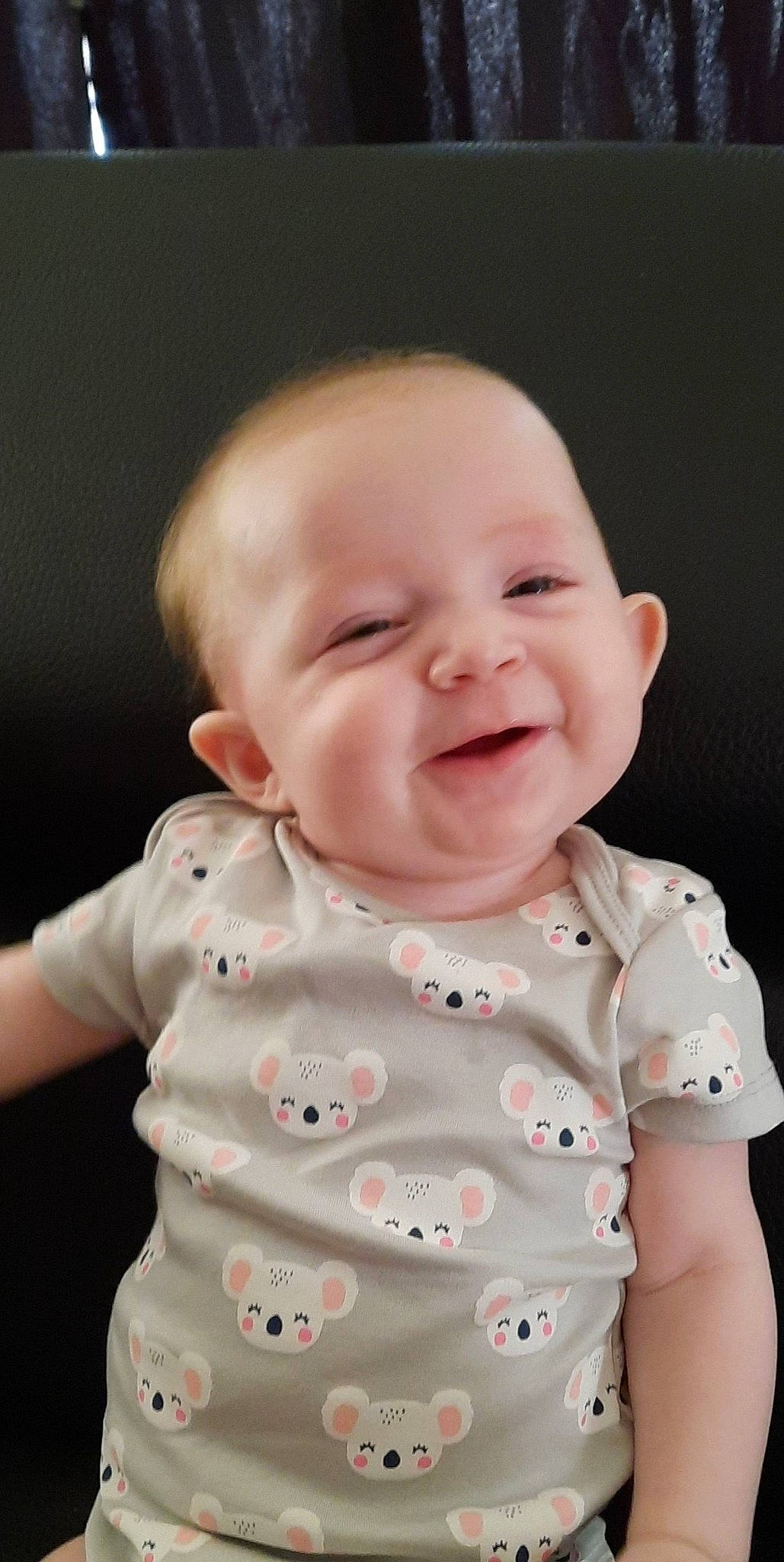 Maïna a rejoint le concours — aidez-le/la à gagner de superbes lots ! baby, baby_toddler_clothing, cheek, child, chin, collar, face, fun, happy, iris, lip, mouth, neck, nose, pattern, person, portrait_photography, skin, sleeve, smile