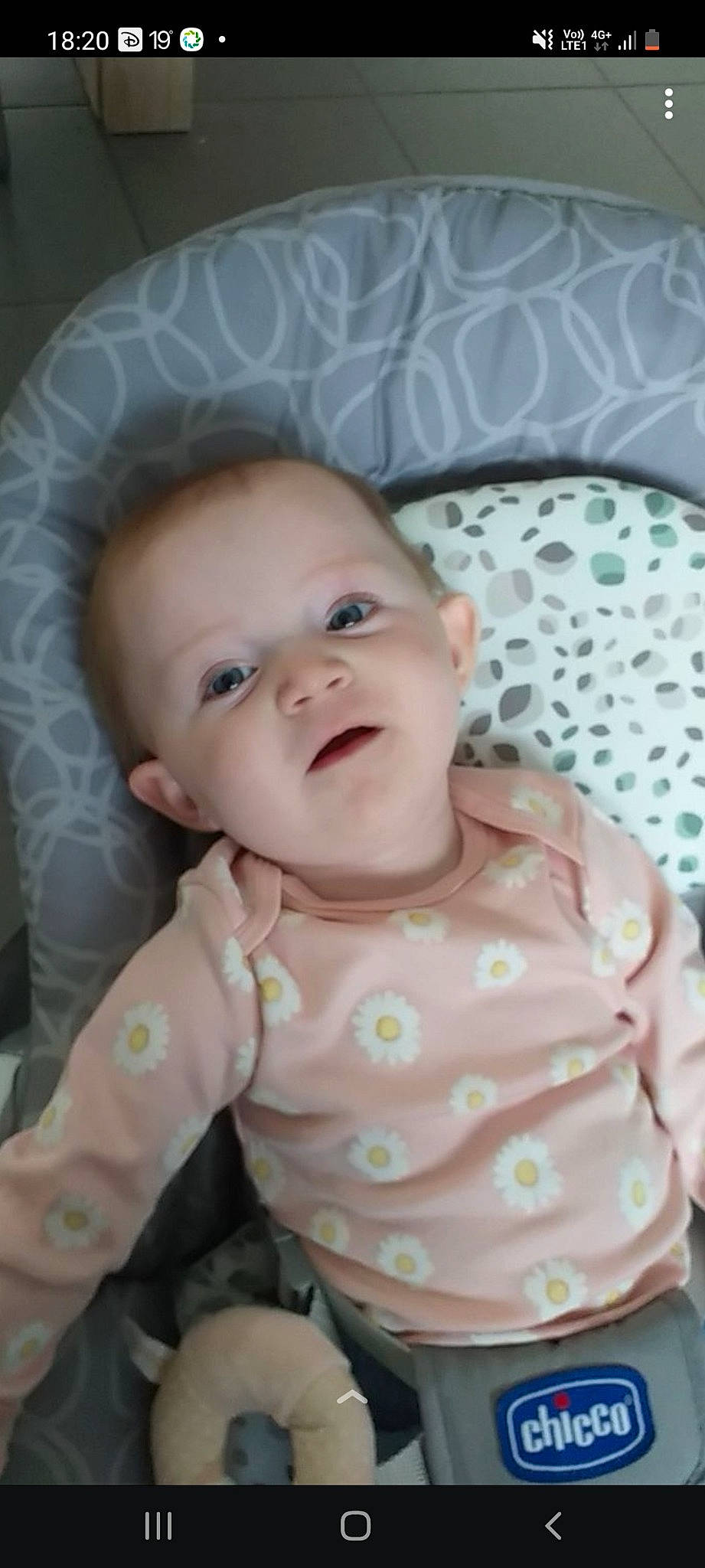 Maïna participe au concours pour gagner de l'argent avec cette photo : baby, baby_toddler_clothing, cheek, chin, eye, eyebrow, face, happy, head, iris, lip, mouth, nose, person, pink, product, skin, sleeve, smile, textile