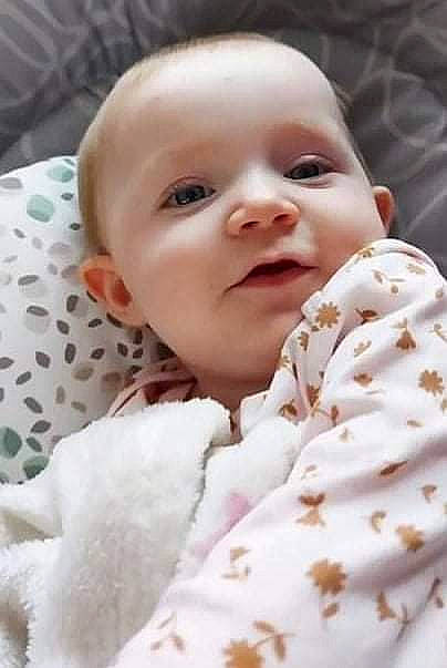 Maïna participe au concours pour gagner de l'argent avec cette photo : baby, baby_toddler_clothing, cheek, child, collar, comfort, happy, iris, linens, nose, pattern, peach, person, portrait_photography, skin, sleeve, smile, textile, toddler