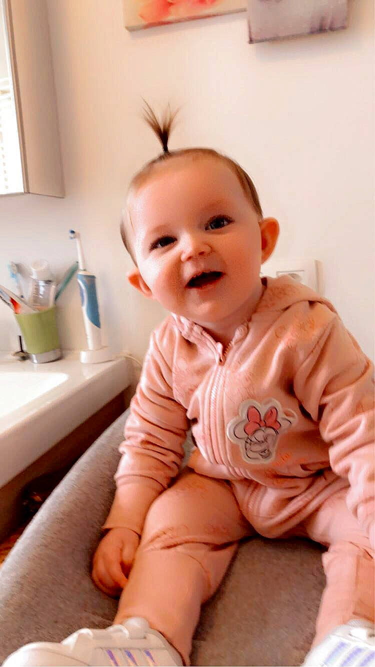 Maïna a rejoint le concours — aidez-le/la à gagner de superbes lots ! baby, baby_toddler_clothing, cheek, eye, face, finger, floor, flooring, happy, head, lip, mouth, neck, nose, person, skin, sleeve, smile, standing, toddler