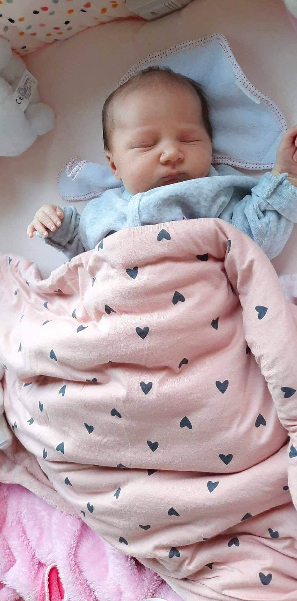 Maïna participe au concours pour gagner de l'argent avec cette photo : baby, baby_products, baby_sleeping, baby_toddler_clothing, bedtime, button, cheek, child, nightwear, peach, person, pink, product, skin, sleeve, toddler