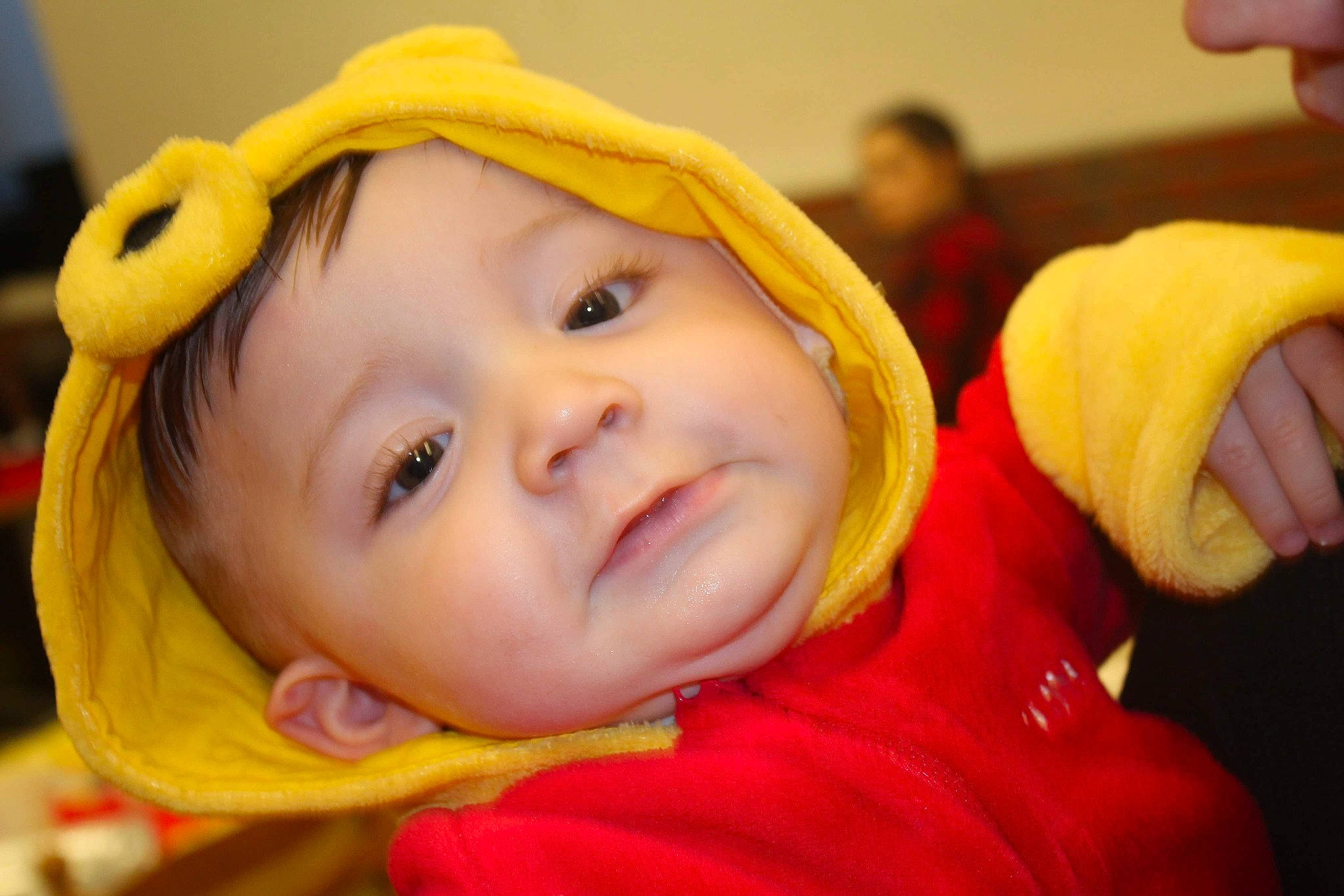 Owen-durez participe au concours pour gagner de l'argent avec cette photo : baby, baby_toddler_clothing, cheek, child, close_up, costume_accessory, finger, gesture, headwear, human, iris, lip, nail, person, skin, thumb, toddler, yellow