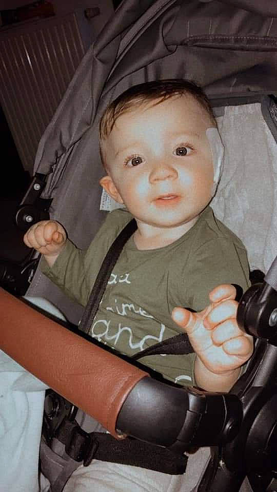 Owen-durez a rejoint le concours — aidez-le/la à gagner de superbes lots ! baby, baby_carriage, baby_products, baby_safety, baby_toddler_clothing, car_seat, cheek, child, comfort, finger, hand, iris, person, product, thumb, toddler