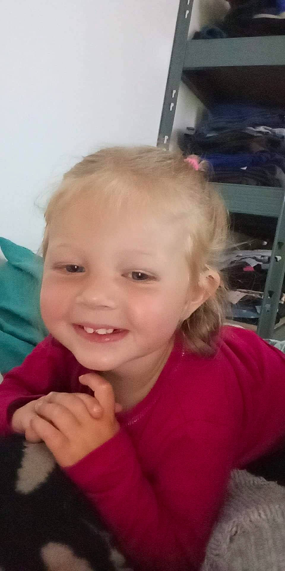 Lara participe au concours pour gagner de l'argent avec cette photo : baby, cheek, ear, eyelash, finger, gesture, hair, happy, iris, joy, lip, mouth, neck, nose, person, pink, shoulder, sleeve, smile, television