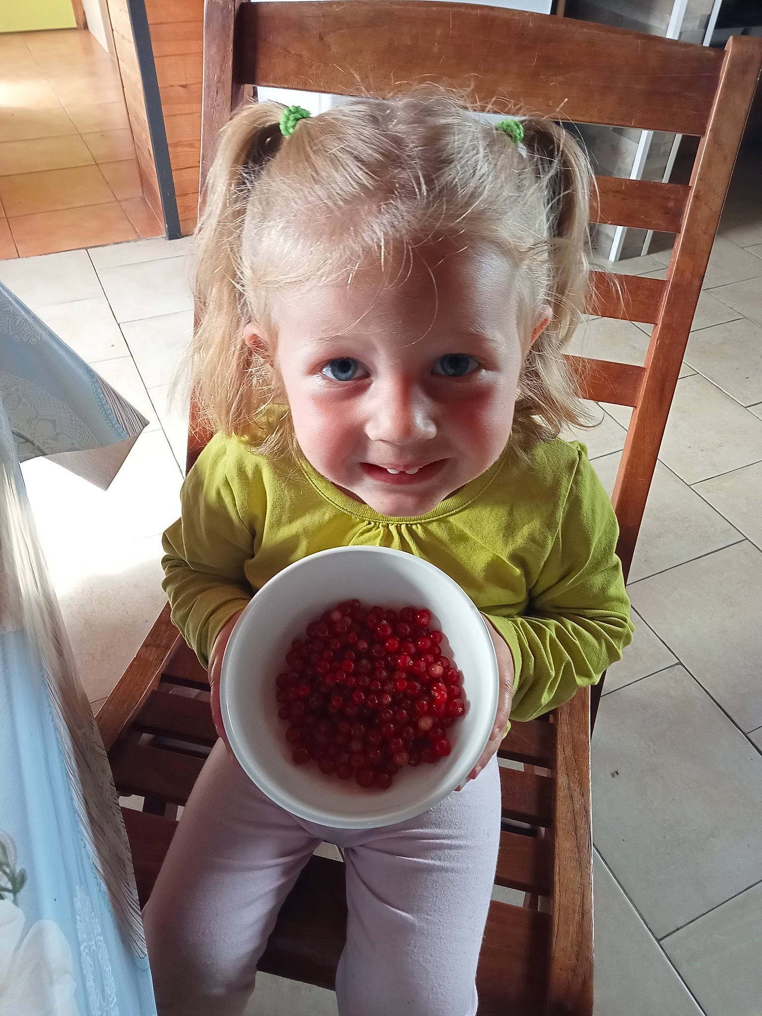 Lara participe au concours pour gagner de l'argent avec cette photo : baby_toddler_clothing, beauty, child, cuisine, food, fruit, fun, happy, ingredient, joy, natural_foods, neck, pattern, person, plant, produce, sleeve, standing, superfood, sweetness