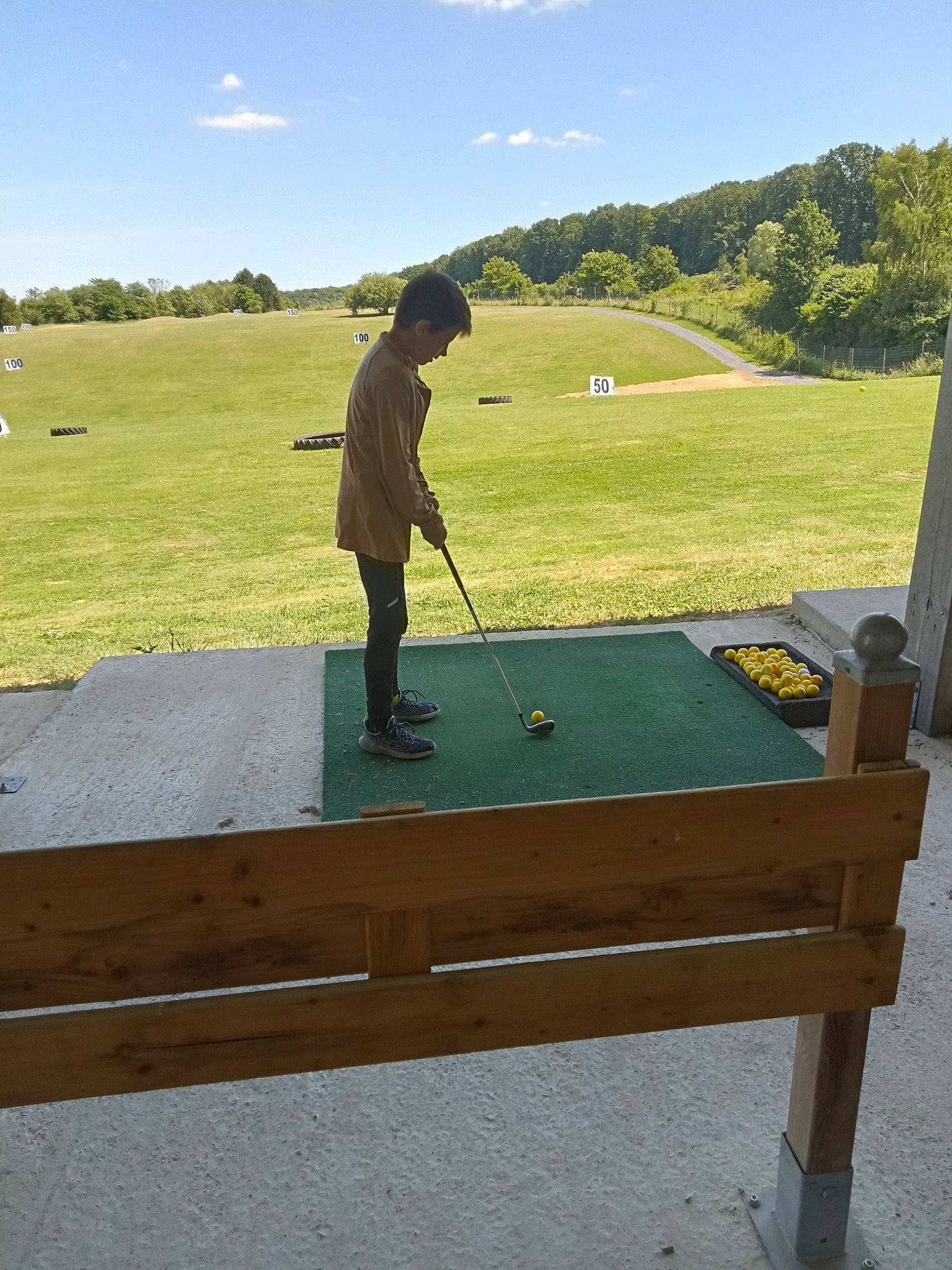 Quentin participe au concours pour gagner de l'argent avec cette photo : asphalt, cloud, golf, golf_ball, golf_club, golf_course, golf_equipment, golfer, grass, leisure, person, plant, precision_sports, professional_golfer, recreation, shade, sky, sports_equipment, standing, table