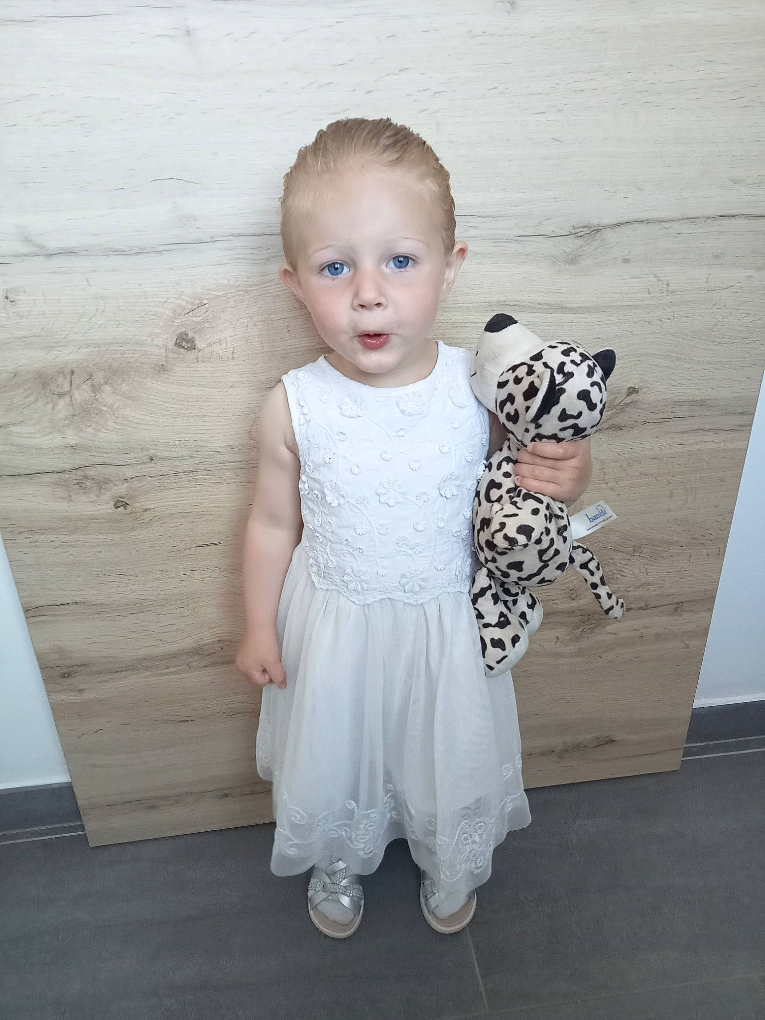 Lara participe au concours pour gagner de l'argent avec cette photo : baby, baby_toddler_clothing, child, day_dress, eye, fashion_design, flash_photography, floor, flooring, happy, human_body, iris, joint, pattern, person, shoulder, sleeve, toddler, trunk, waist