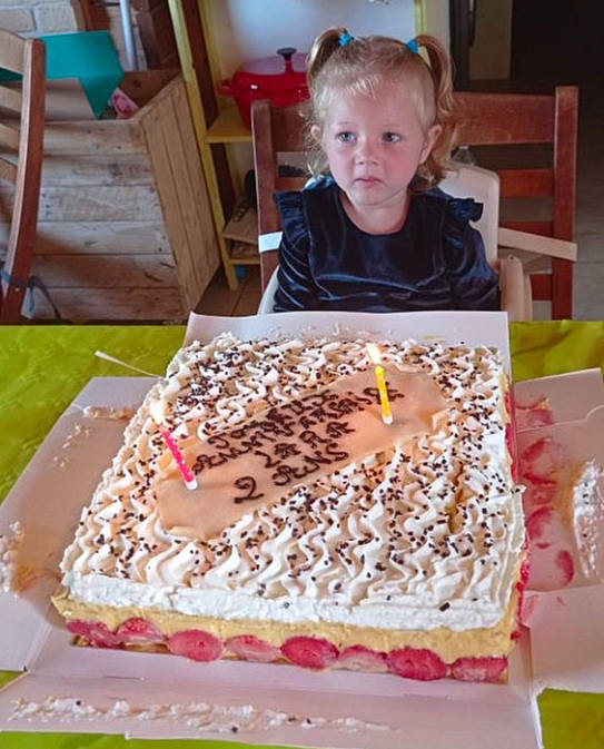 Lara a rejoint le concours — aidez-le/la à gagner de superbes lots ! baked_goods, birthday_cake, birthday_candle, buttercream, cake, cake_decorating, cake_decorating_supply, chair, cream, cuisine, dish, food, furniture, icing, ingredient, kuchen, person, recipe, sugar_cake, sugar_paste