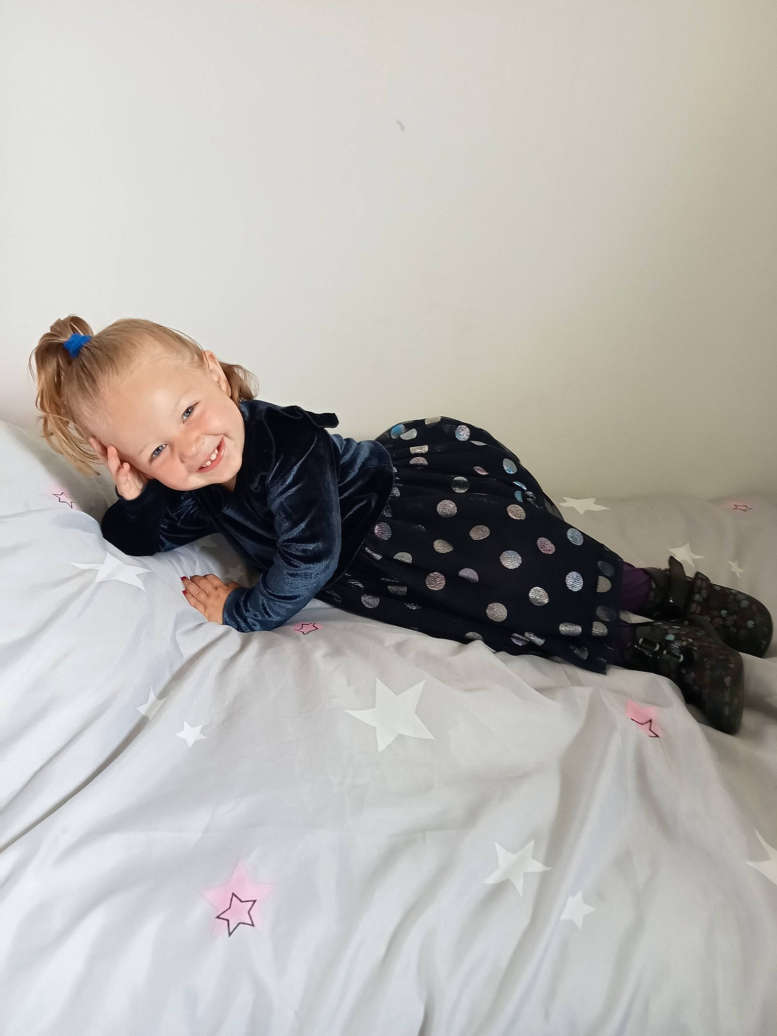 Lara a rejoint le concours — aidez-le/la à gagner de superbes lots ! baby_toddler_clothing, child, comfort, dress, fashion_design, flooring, formal_wear, fun, hair, happy, head, human_leg, joy, knee, linens, pattern, person, sitting, sleeve, smile