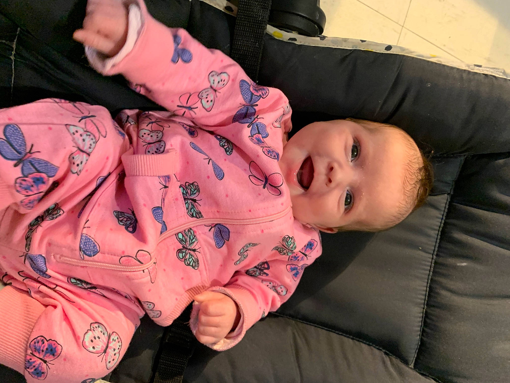 Laïna a rejoint le concours — aidez-le/la à gagner de superbes lots ! baby, baby_toddler_clothing, carmine, child, comfort, cool, flesh, fun, hairstyle, happy, leg, mammal, mouth, nose, pattern, person, sitting, skin, sleeve, toddler