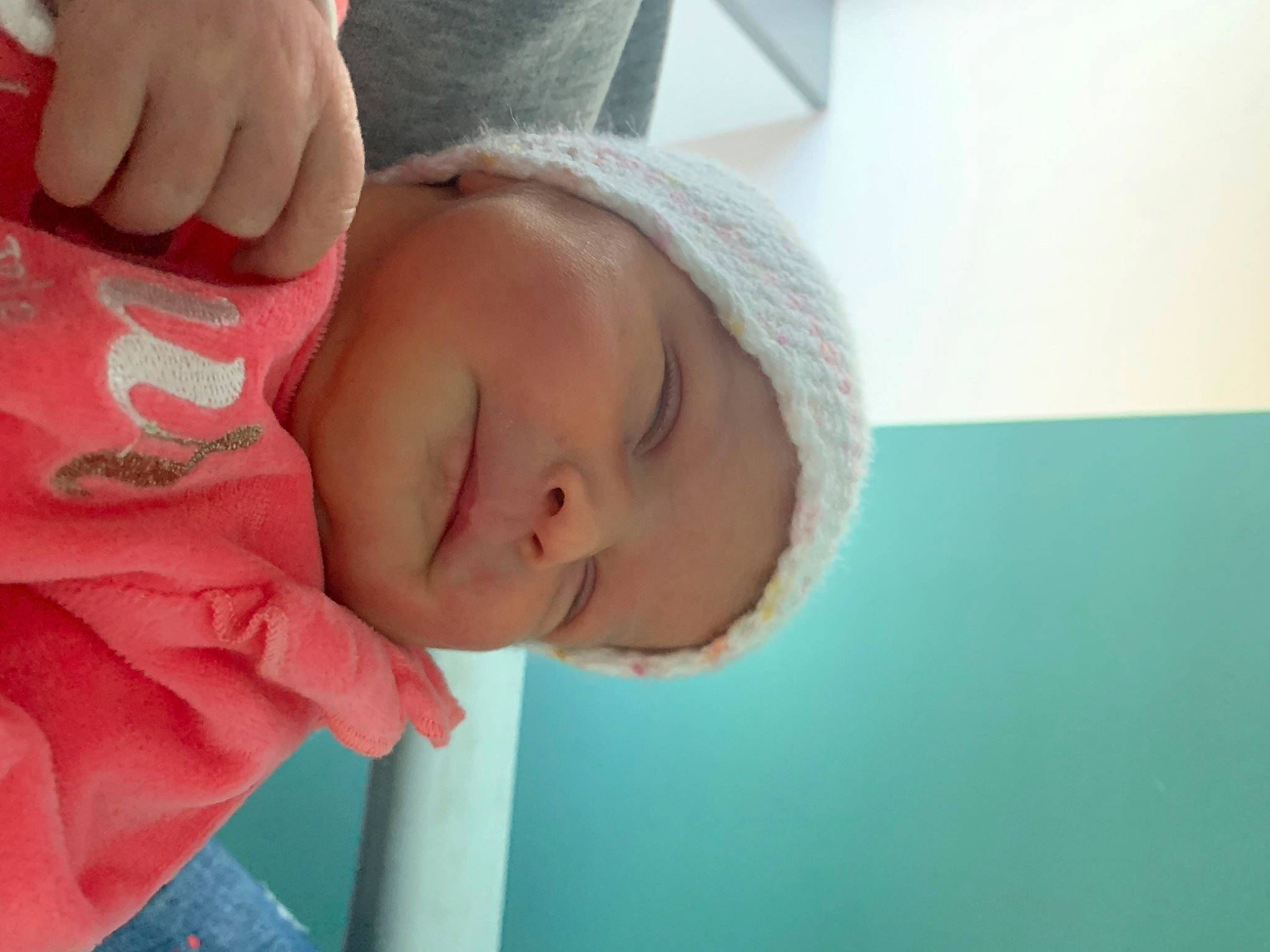 Laïna participe au concours pour gagner de l'argent avec cette photo : baby, baby_toddler_clothing, cheek, chin, comfort, ear, elbow, eyelash, finger, gesture, hand, happy, lip, mouth, nail, nose, person, room, skin, thumb