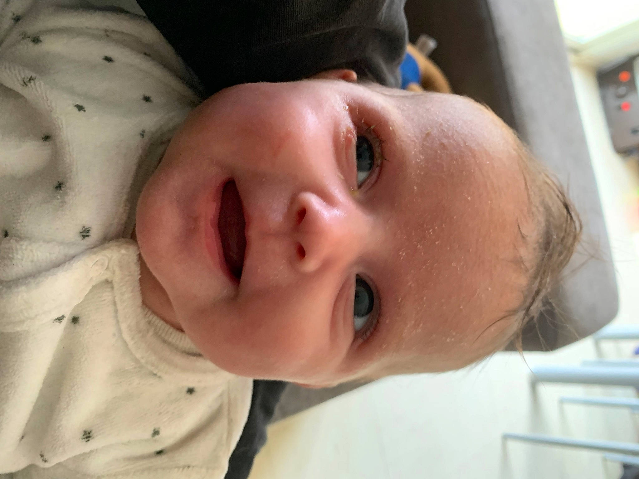 Laïna participe au concours pour gagner de l'argent avec cette photo : baby, baby_toddler_clothing, cheek, child, chin, comfort, eyebrow, eyelash, happy, hat, iris, lip, mouth, nose, person, skin, sleeve, smile, toddler, tree