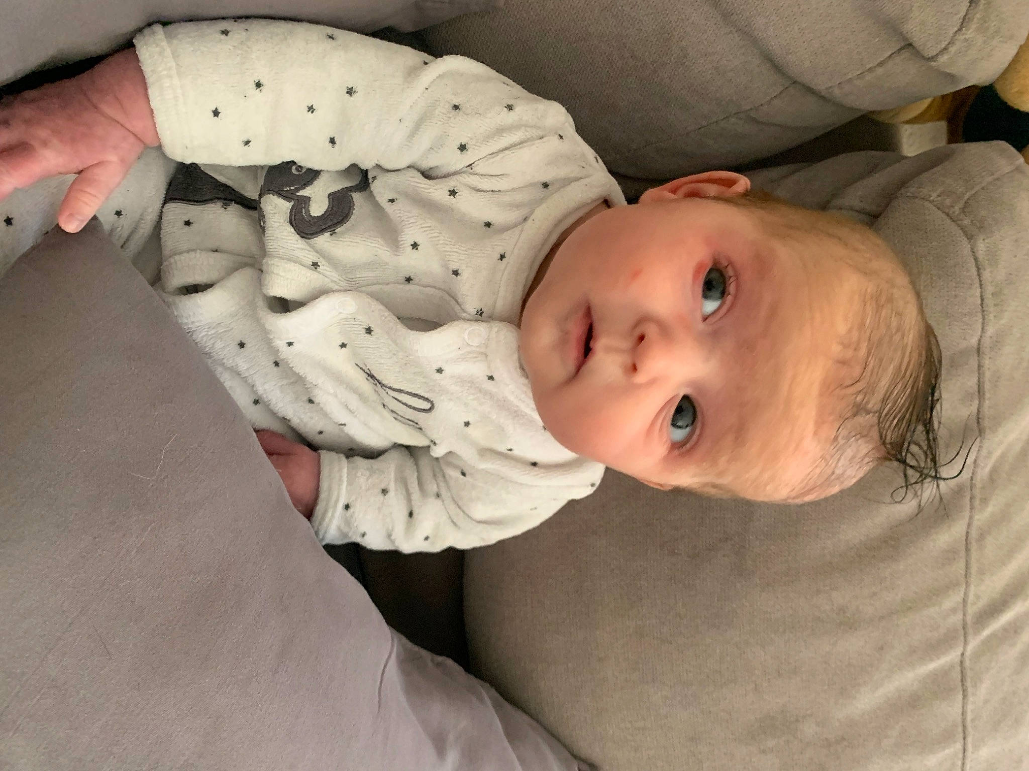 Laïna a rejoint le concours — aidez-le/la à gagner de superbes lots ! baby, baby_products, baby_toddler_clothing, cheek, child, comfort, eye, face, hand, headgear, iris, linens, lip, nose, person, sitting, skin, sleep, sleeve, smile