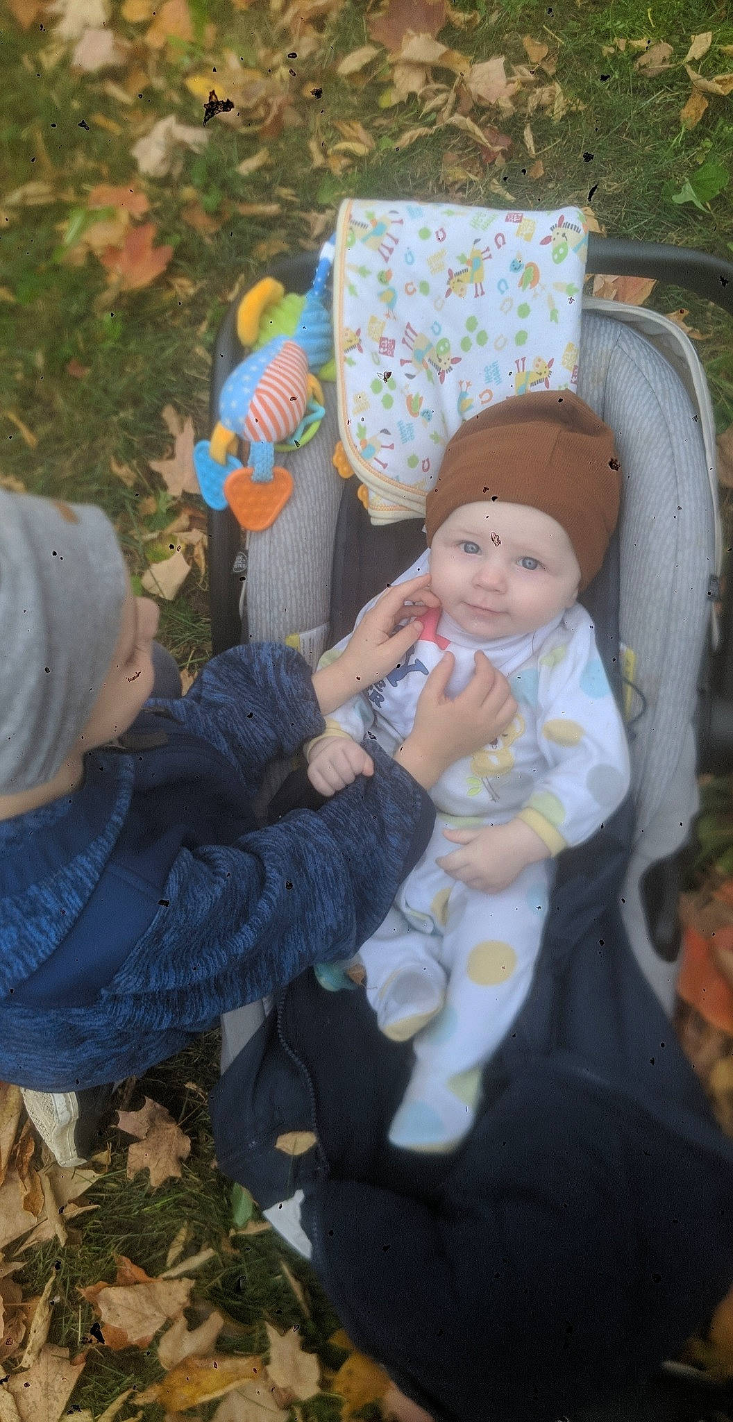 Jayden participe au concours pour gagner de l'argent avec cette photo : baby, baby_products, baby_toddler_clothing, cap, child, comfort, finger, fun, grass, hat, headwear, lap, person, plant, sitting, textile, thumb, toddler, tree, vacation