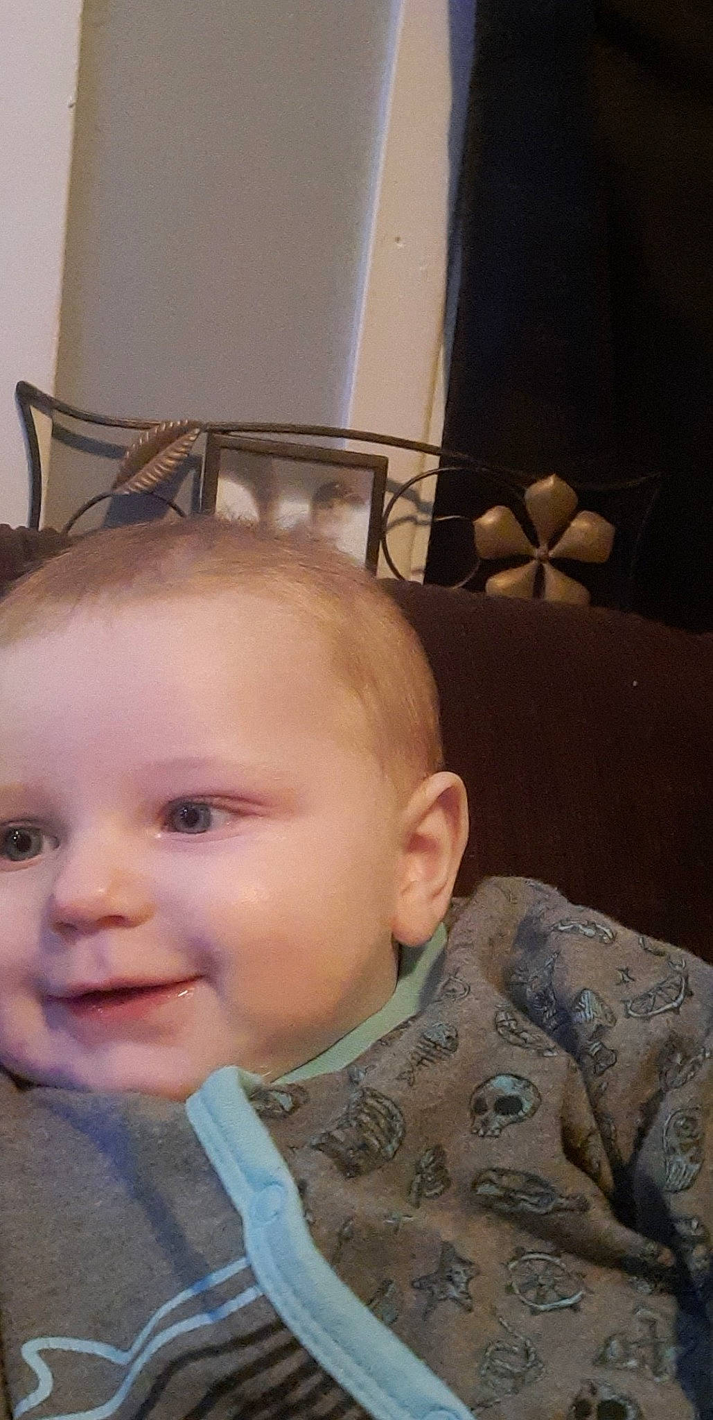 Jayden participe au concours pour gagner de l'argent avec cette photo : baby, baby_toddler_clothing, chair, cheek, child, comfort, couch, ear, eyelash, iris, joy, lamp, military_camouflage, nose, person, room, sitting, skin, sleeve, smile