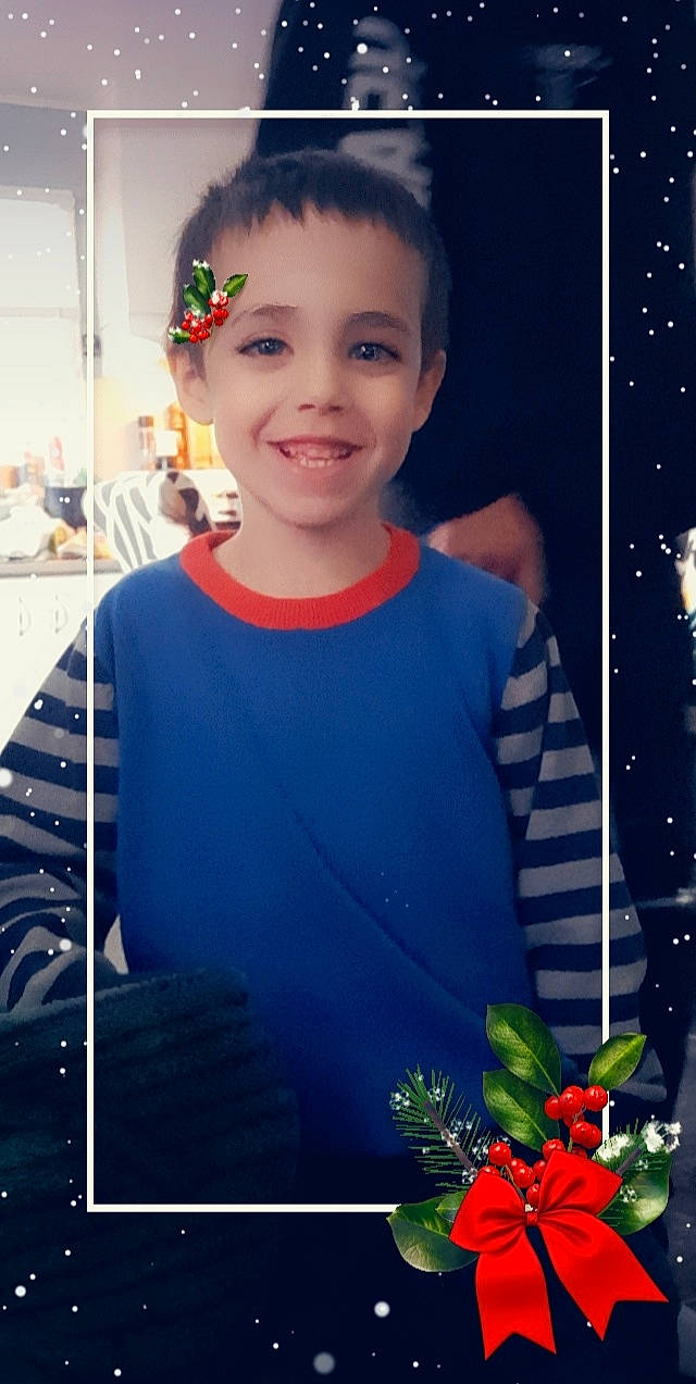 Hayden participe au concours pour gagner de l'argent avec cette photo : beauty, blue, cool, electric_blue, event, face, facial_expression, flash_photography, flower_arranging, fun, hairstyle, happy, iris, joy, organ, person, photograph, plant, red, smile