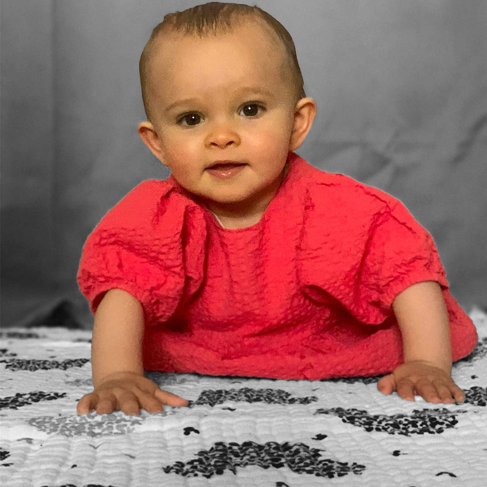 Clarysse a rejoint le concours — aidez-le/la à gagner de superbes lots ! baby, babycrawling, bodypart, clothing, crawling, dress, face, finger, hand, happy, head, newborn, pants, person, photography, portrait, sitting, sleeve, smile, t_shirt
