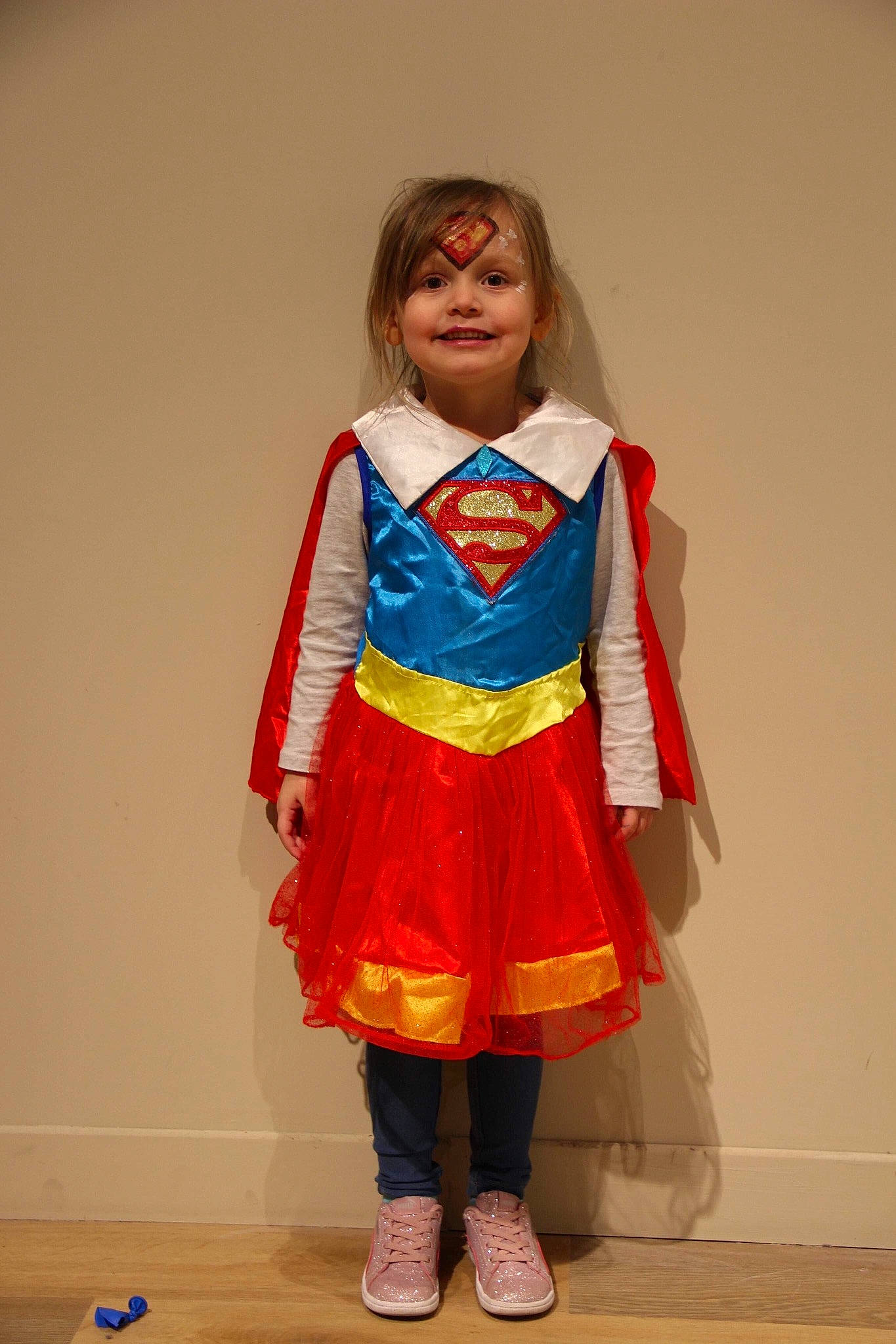 Maëlys participe au concours pour gagner de l'argent avec cette photo : child, clothing, costume, fictional_character, joy, outerwear, person, superman, toddler
