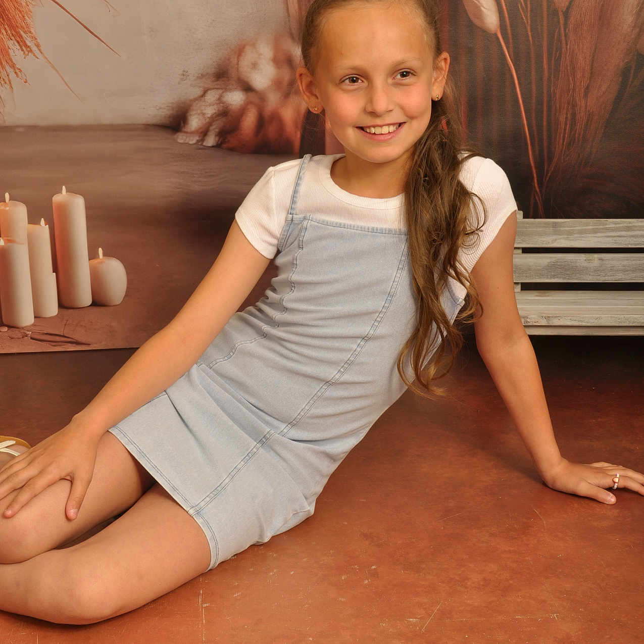 Maëlys participe au concours pour gagner de l'argent avec cette photo : bodypart, candle, child, clothing, dress, eveningdress, face, female, finger, girl, hand, happy, hardwood, head, person, photography, portrait, sitting, smile, wood