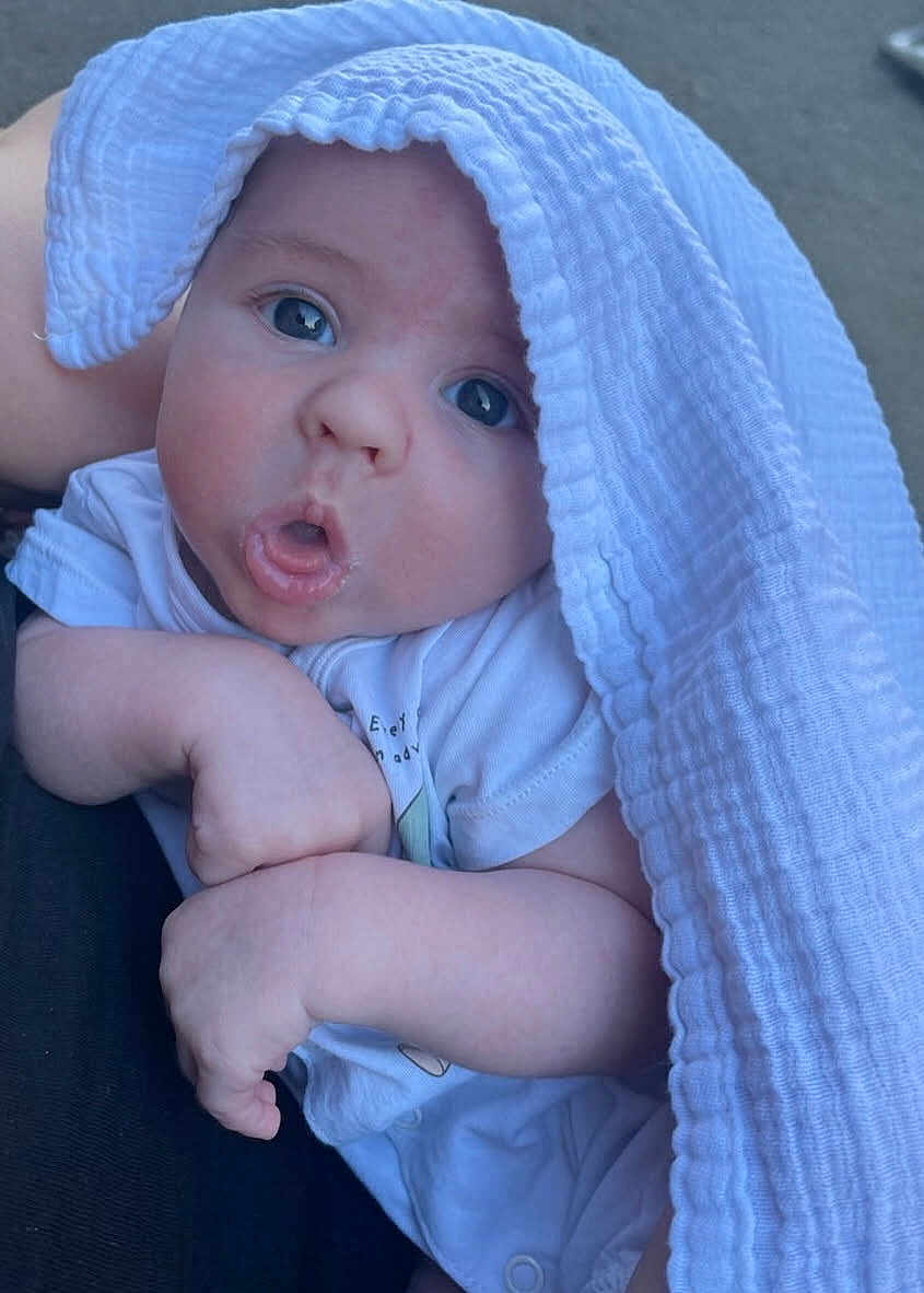 Nolhann a rejoint le concours — aidez-le/la à gagner de superbes lots ! baby, infant, blanket, white, face, arms, curious, expression, cute, soft, skin, clothing, newborn, portrait, closeup, child, human, person, outdoor, holding