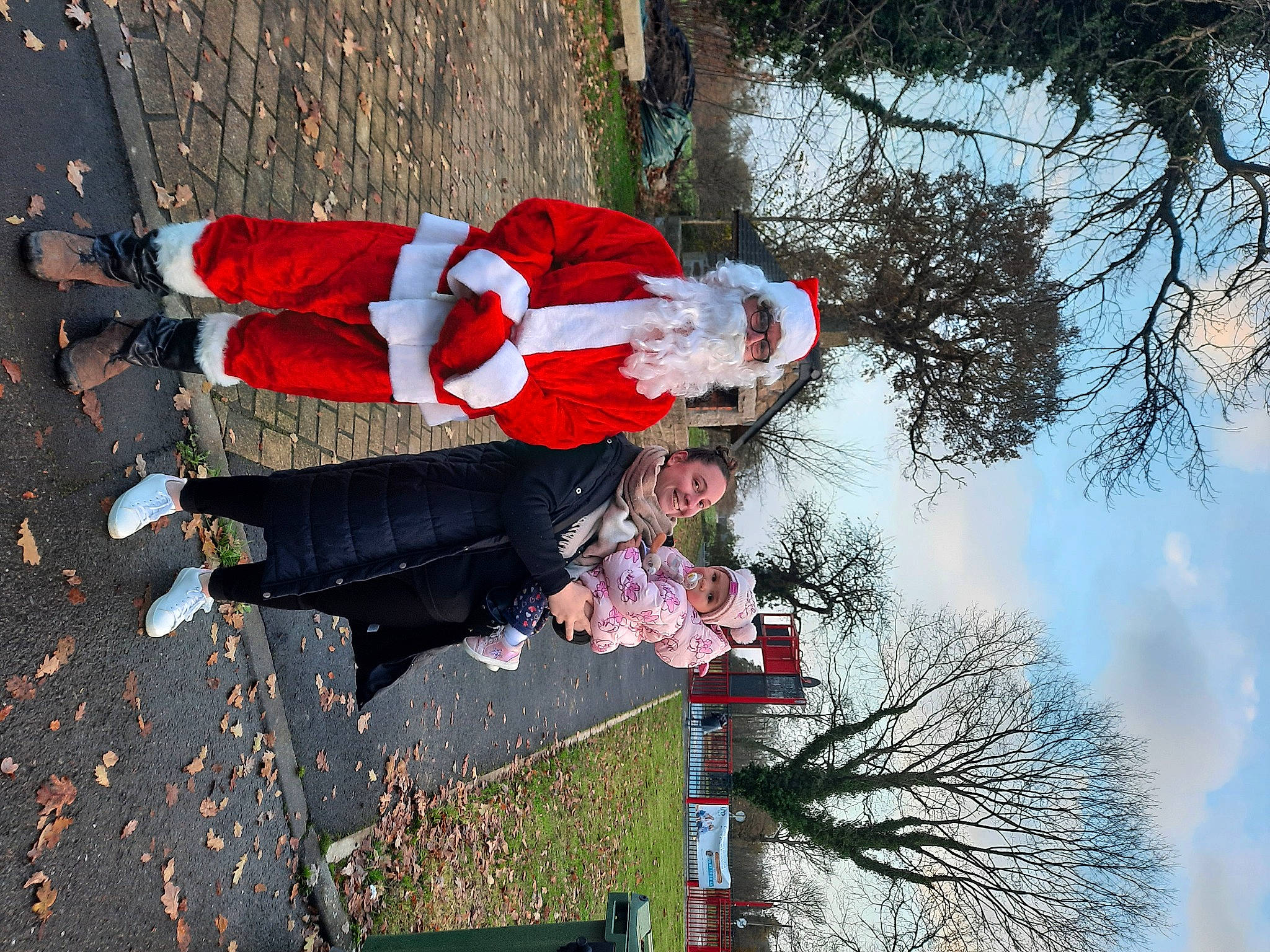 Agathe participe au concours pour gagner de l'argent avec cette photo : carmine, cloud, fun, headwear, joy, leisure, line, people_in_nature, person, plant, sky, tree, twig, walking_shoe, winter