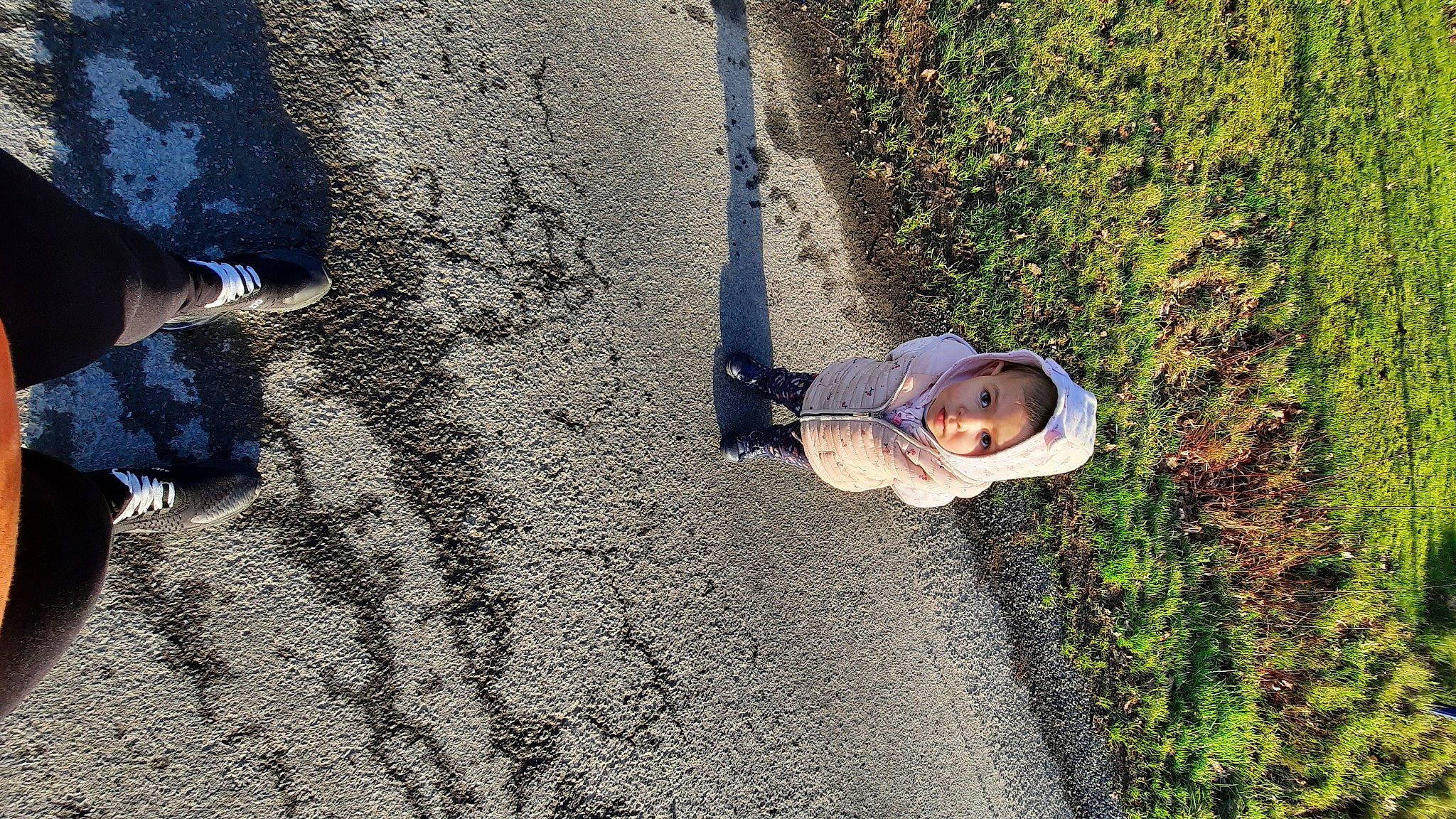 Agathe a rejoint le concours — aidez-le/la à gagner de superbes lots ! asphalt, flooring, foot, fun, grass, human_leg, landscape, leisure, pedestrian, people_in_nature, person, plant, road, road_surface, shadow, sidewalk, soil, tar, tints_and_shades, toddler