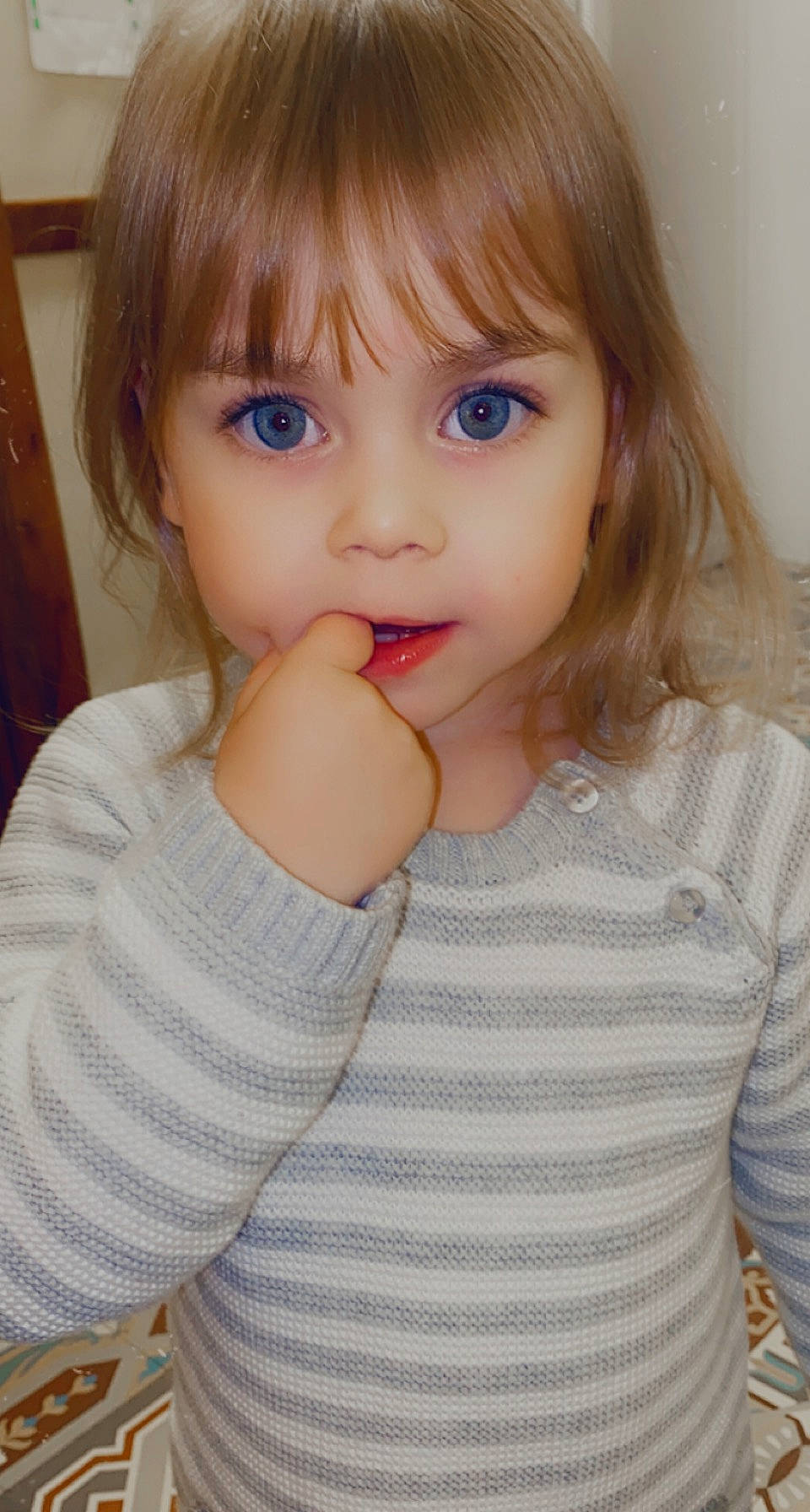 Emy participe au concours pour gagner de l'argent avec cette photo : arm, cheek, ear, eyelash, finger, forehead, gesture, happy, iris, jaw, layered_hair, lip, mouth, neck, nose, organ, person, shoulder, skin, sleeve