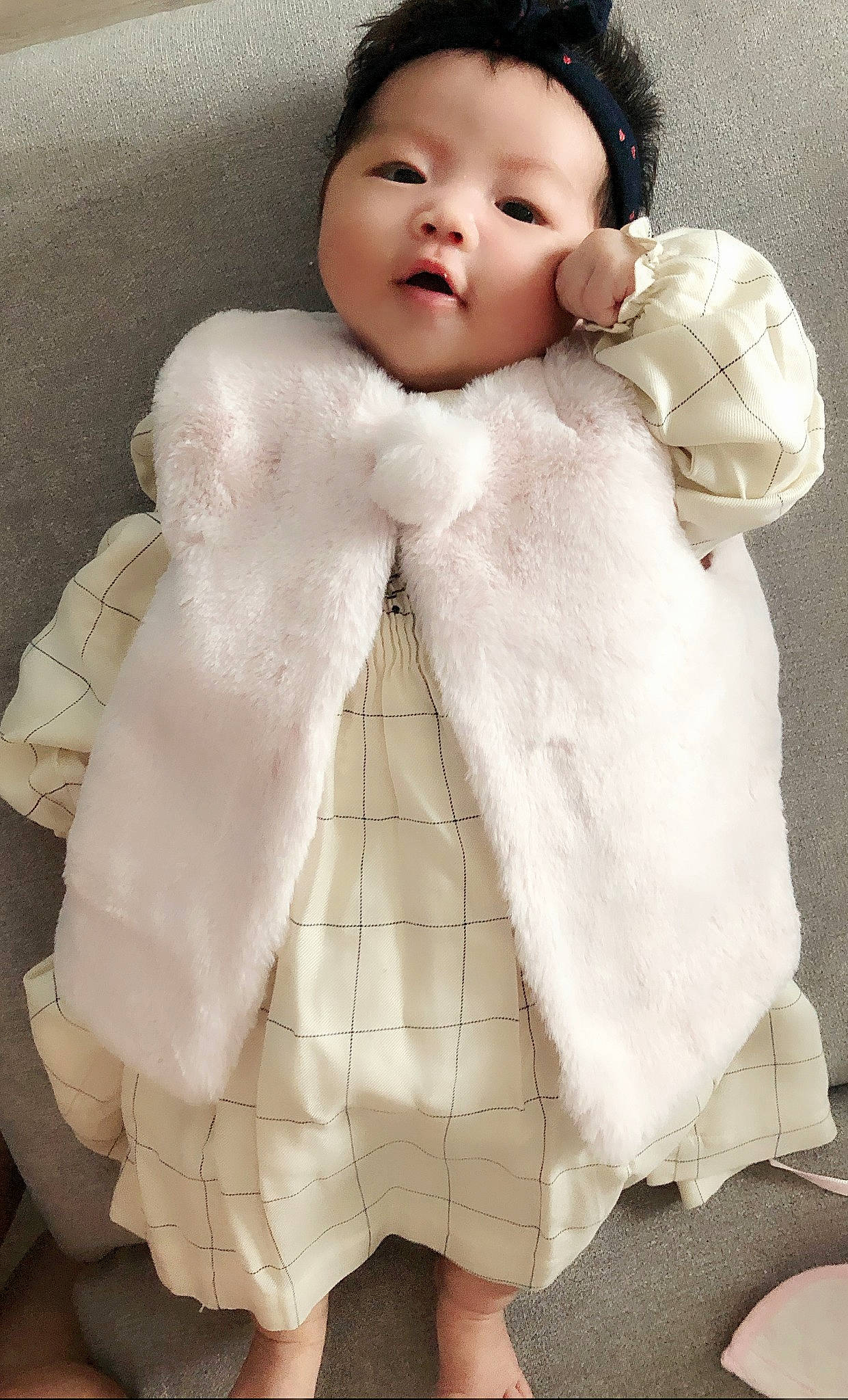 Chloé a rejoint le concours — aidez-le/la à gagner de superbes lots ! baby, child, clothing, coat, fur, fur_clothing, outerwear, person, skin, textile, toddler, white