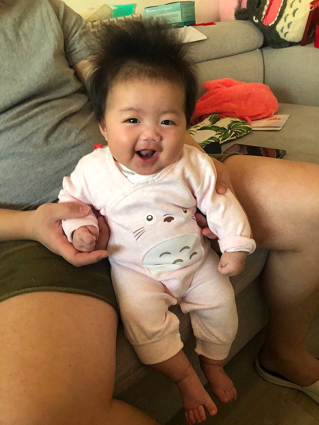 Chloé a rejoint le concours — aidez-le/la à gagner de superbes lots ! abdomen, arm, baby, child, diaper, leg, person, sitting, skin, smile, thigh, toddler